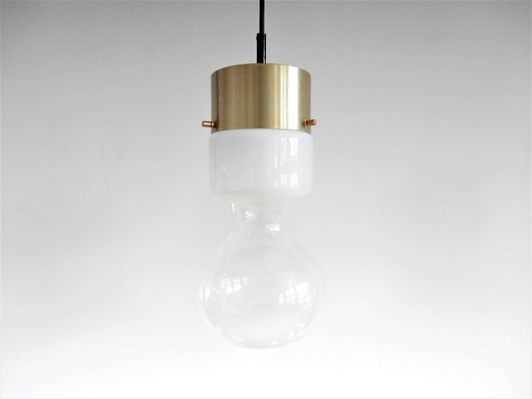 The 'Weerballon' (weather balloon) was designed by RAAK in the 1970s. As no cloud is the same to another, the 'weather balloons' are all unique. The lamp is handmade from cloudy opal to clear glass attached to a metal, brass coloured fixture. They