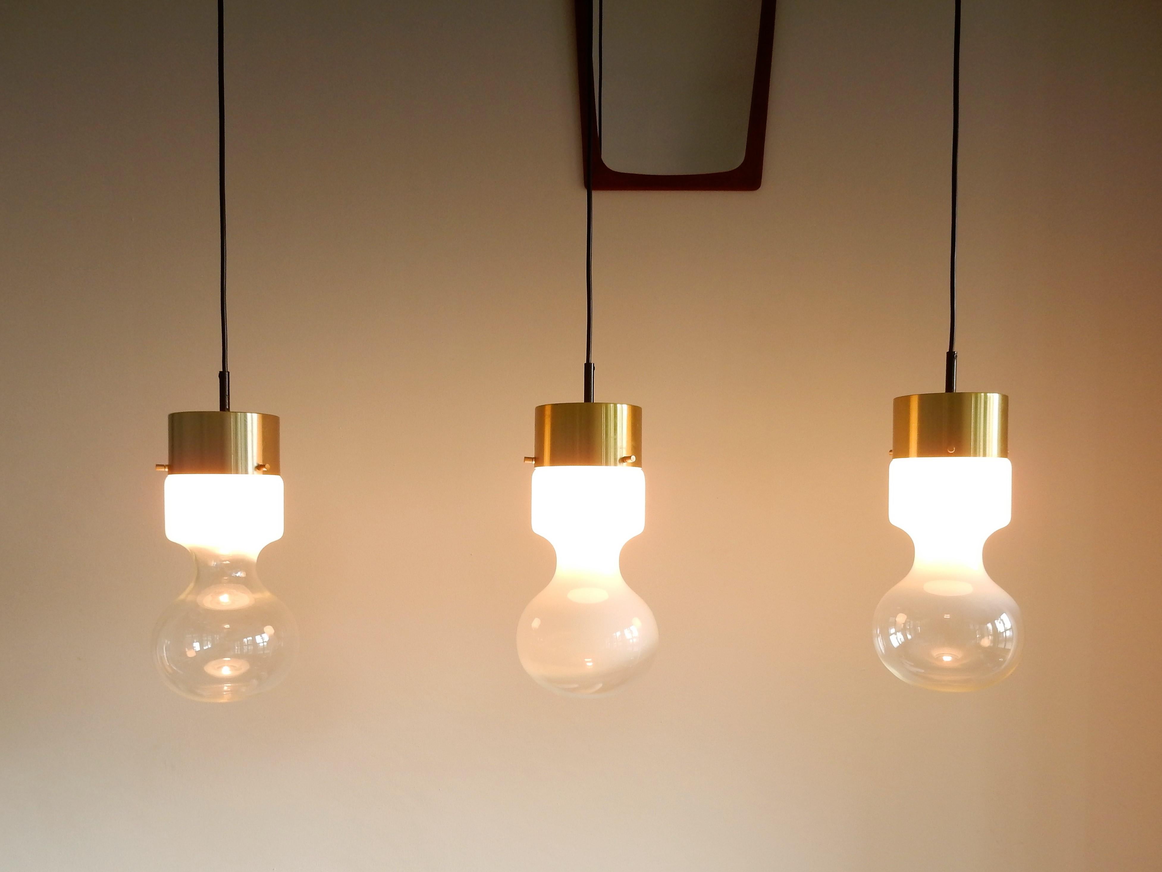 Mid-20th Century Set of 3 'Weerballon' B-1062 Pendant Lamps by RAAK, 1970s The Netherlands