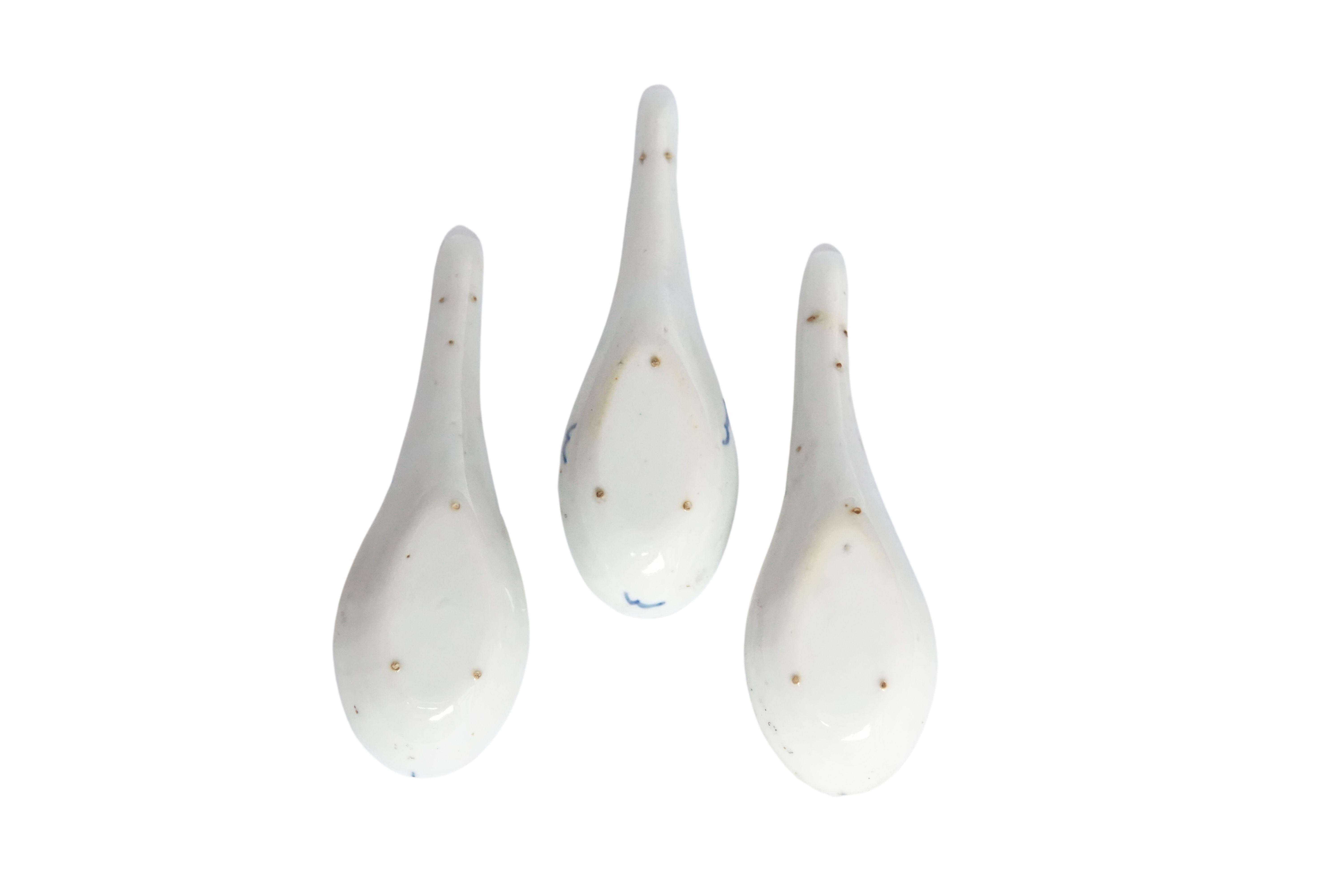 Qing Set of 3 White & Blue Chinese Ceramic / Porcelain Spoons, Floral Design For Sale