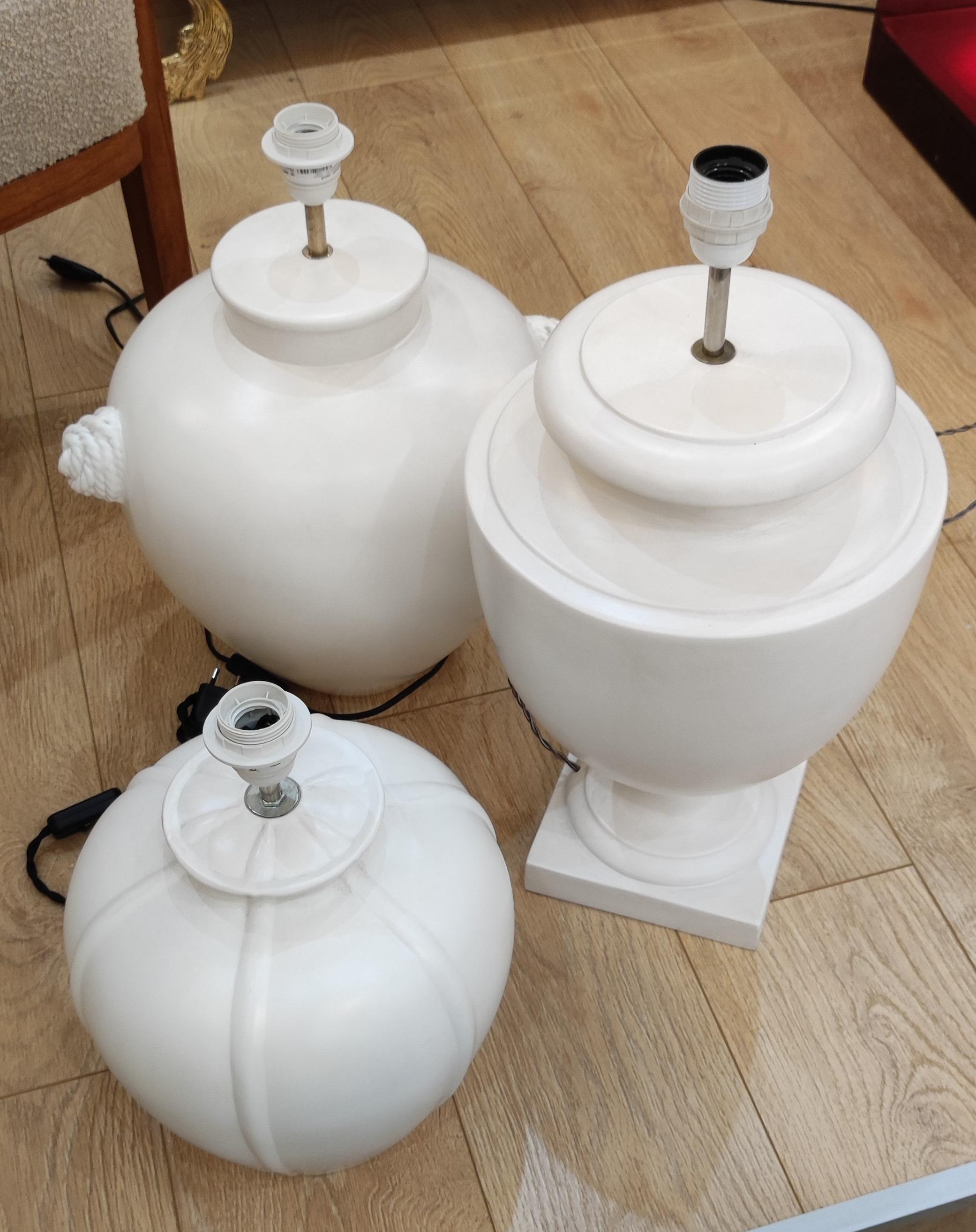 Satz von 3 eleganten Keramik-Tischlampen, um 1970.
Abmessungen: H 56x28cm, H 50x37cm, H36x25cm.
Kann auf Anfrage separat verkauft werden.