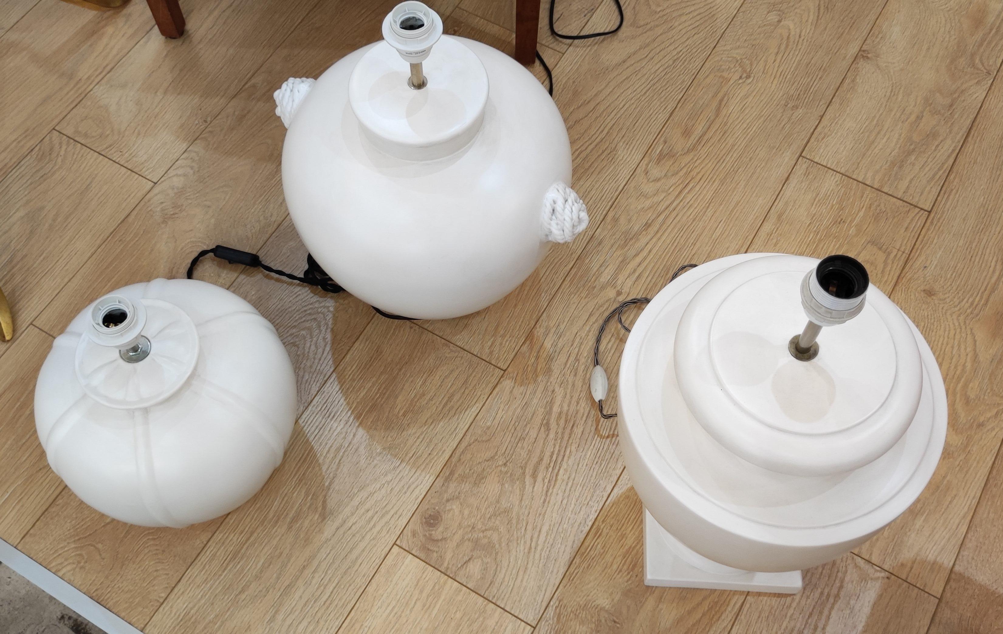 Set aus 3 weißen Keramik-Tischlampen (Moderne der Mitte des Jahrhunderts) im Angebot