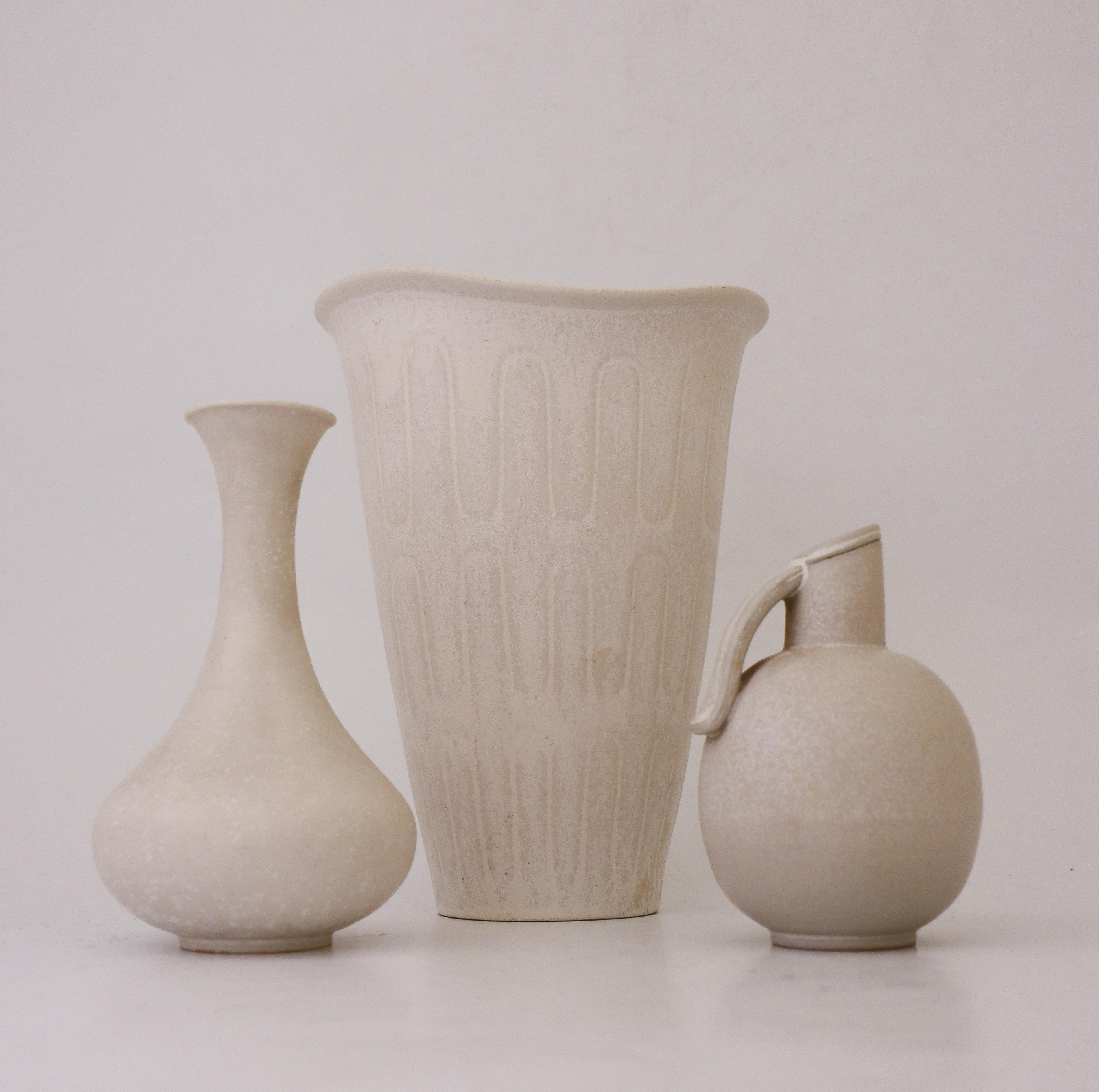 Scandinavian Modern Set of 3 White Ceramic Vases Gunnar Nylund, Rörstrand Scandinavian Midcentury