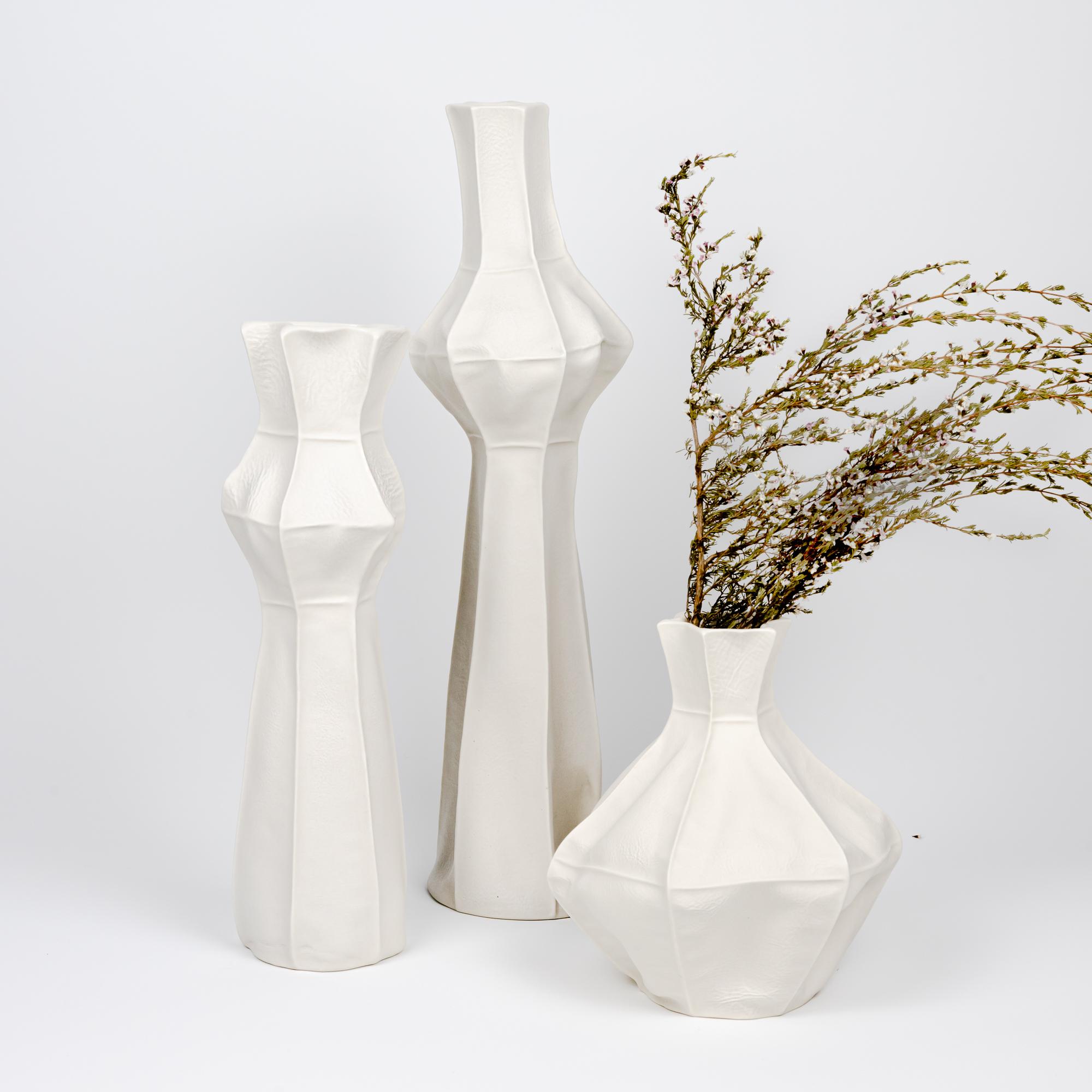 Set von 3 weißen Kawa-Vasen aus weißer Keramik, Porzellanblumenvasen, strukturiert (amerikanisch) im Angebot
