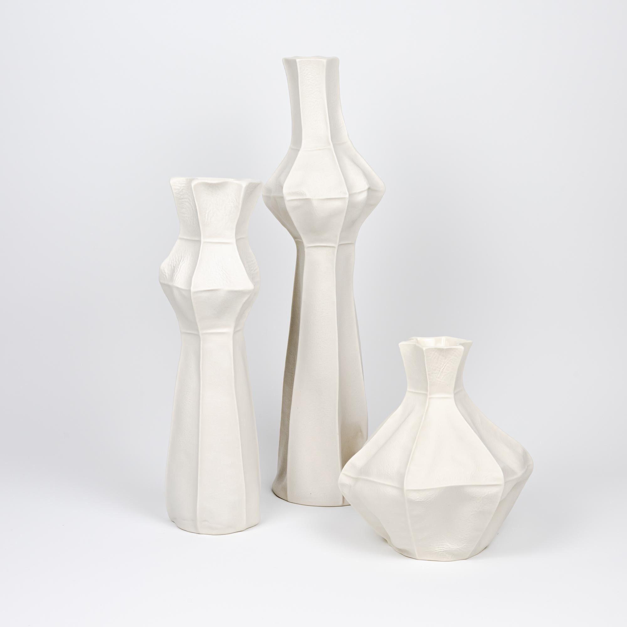 Set von 3 weißen Kawa-Vasen aus weißer Keramik, Porzellanblumenvasen, strukturiert (Handgefertigt) im Angebot