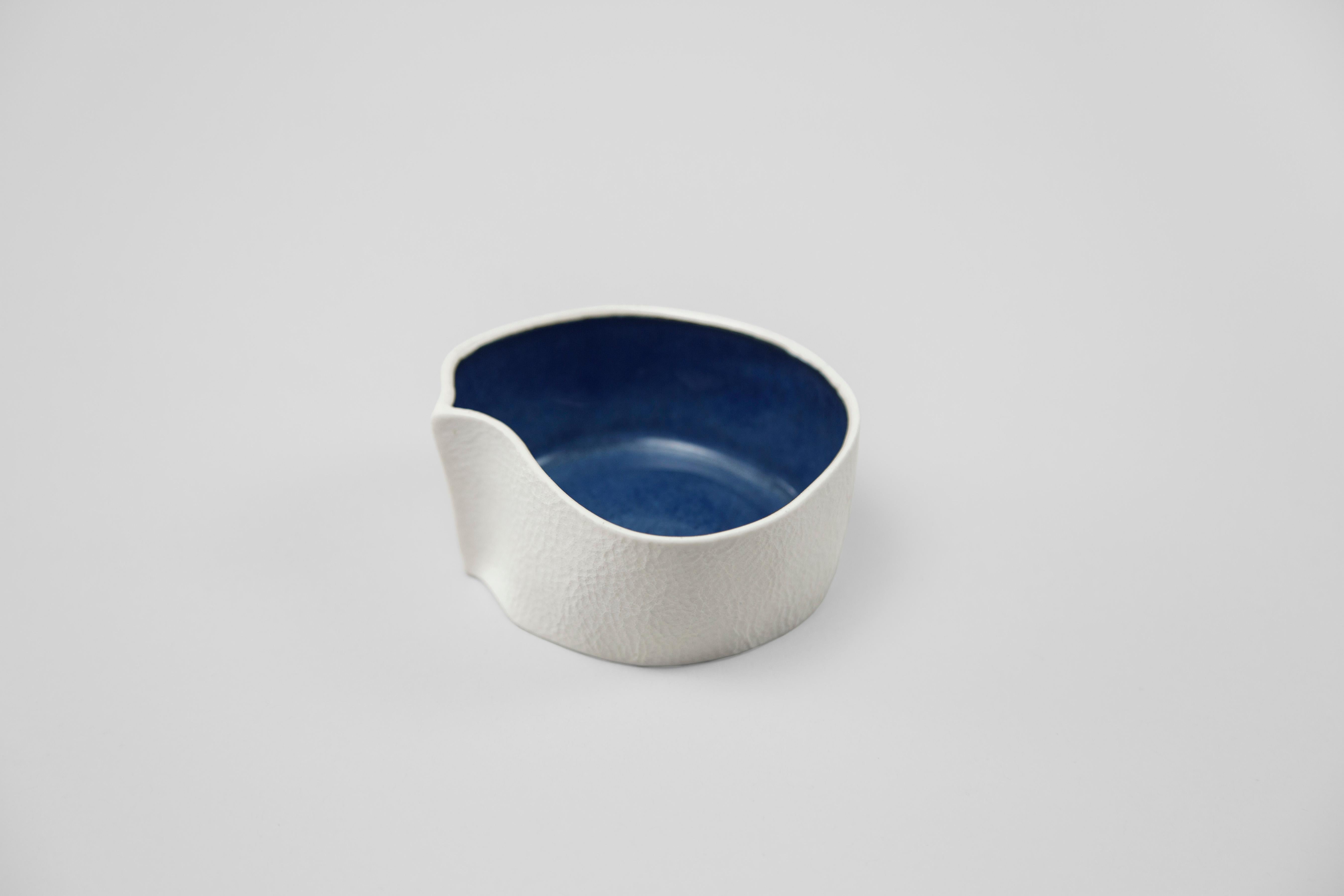 Set von 3, Weiße & dunkelblaue Kawa-Schale aus Keramik, Behälter aus strukturiertem Porzellan (Moderne) im Angebot