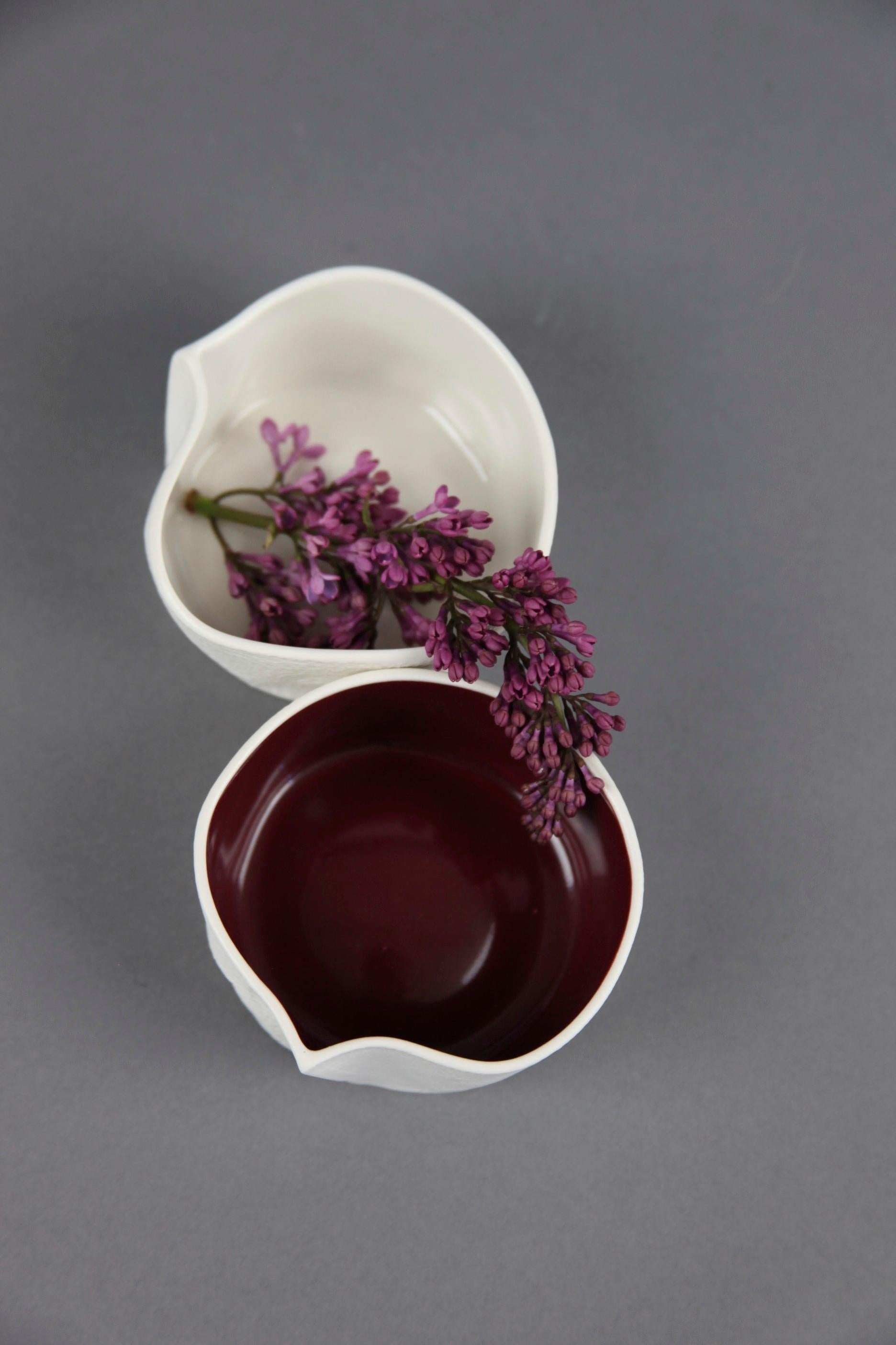Set von 3, Weiße & dunkelblaue Kawa-Schale aus Keramik, Behälter aus strukturiertem Porzellan (Glasiert) im Angebot