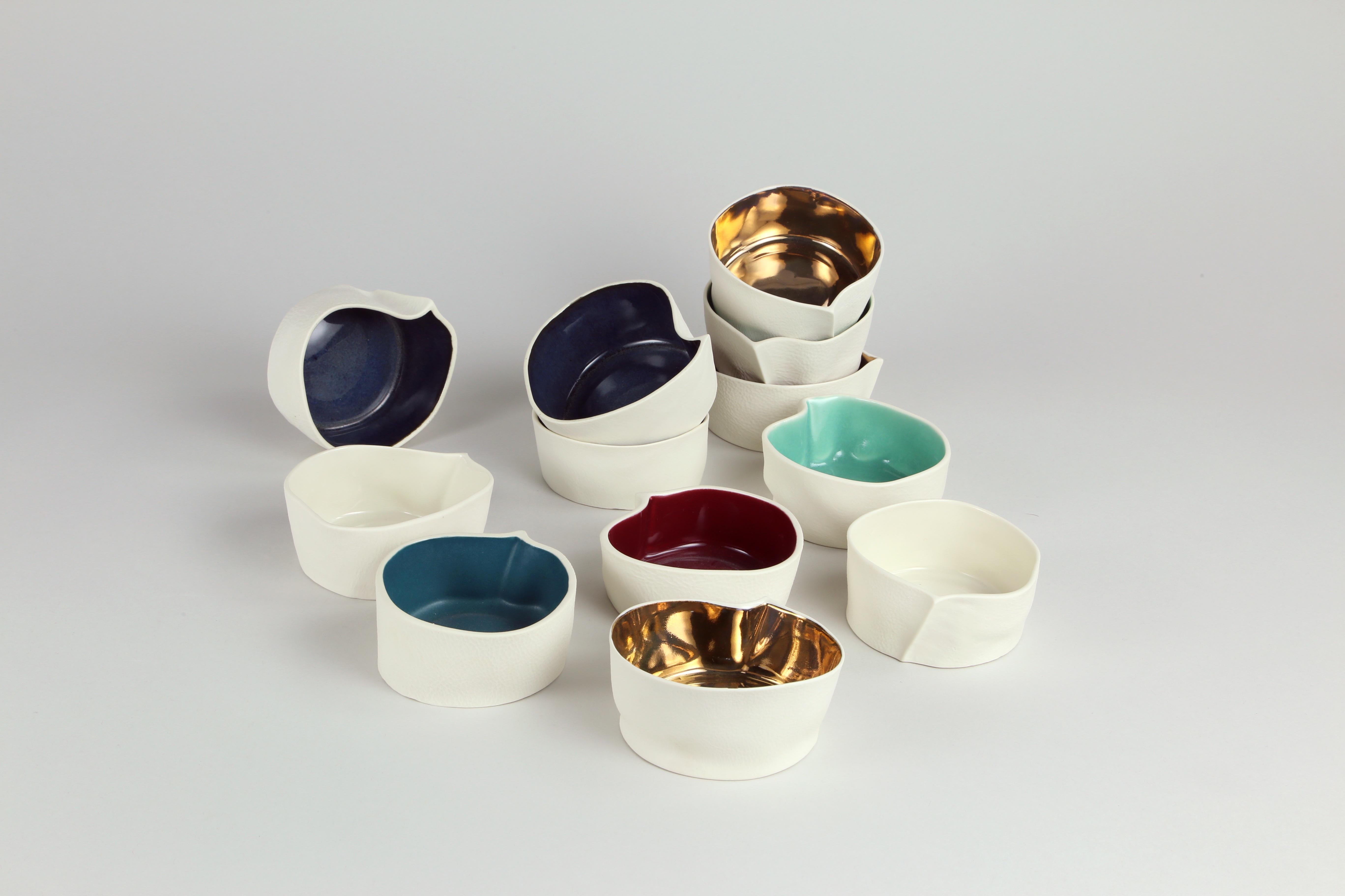 Set von 3, Weiße & dunkelblaue Kawa-Schale aus Keramik, Behälter aus strukturiertem Porzellan im Zustand „Neu“ im Angebot in Brooklyn, NY