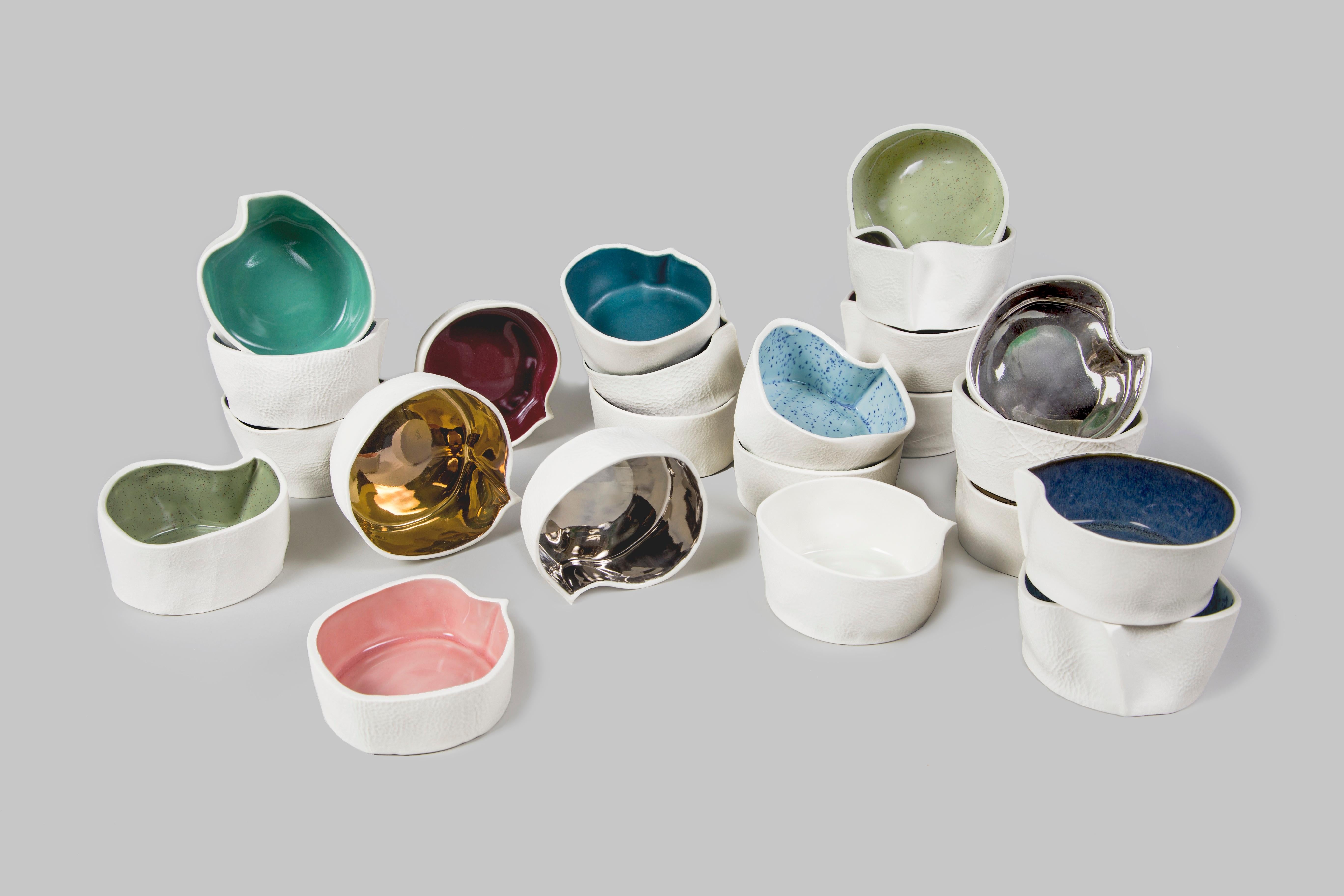 Set von 3, Weiße & dunkelblaue Kawa-Schale aus Keramik, Behälter aus strukturiertem Porzellan (21. Jahrhundert und zeitgenössisch) im Angebot