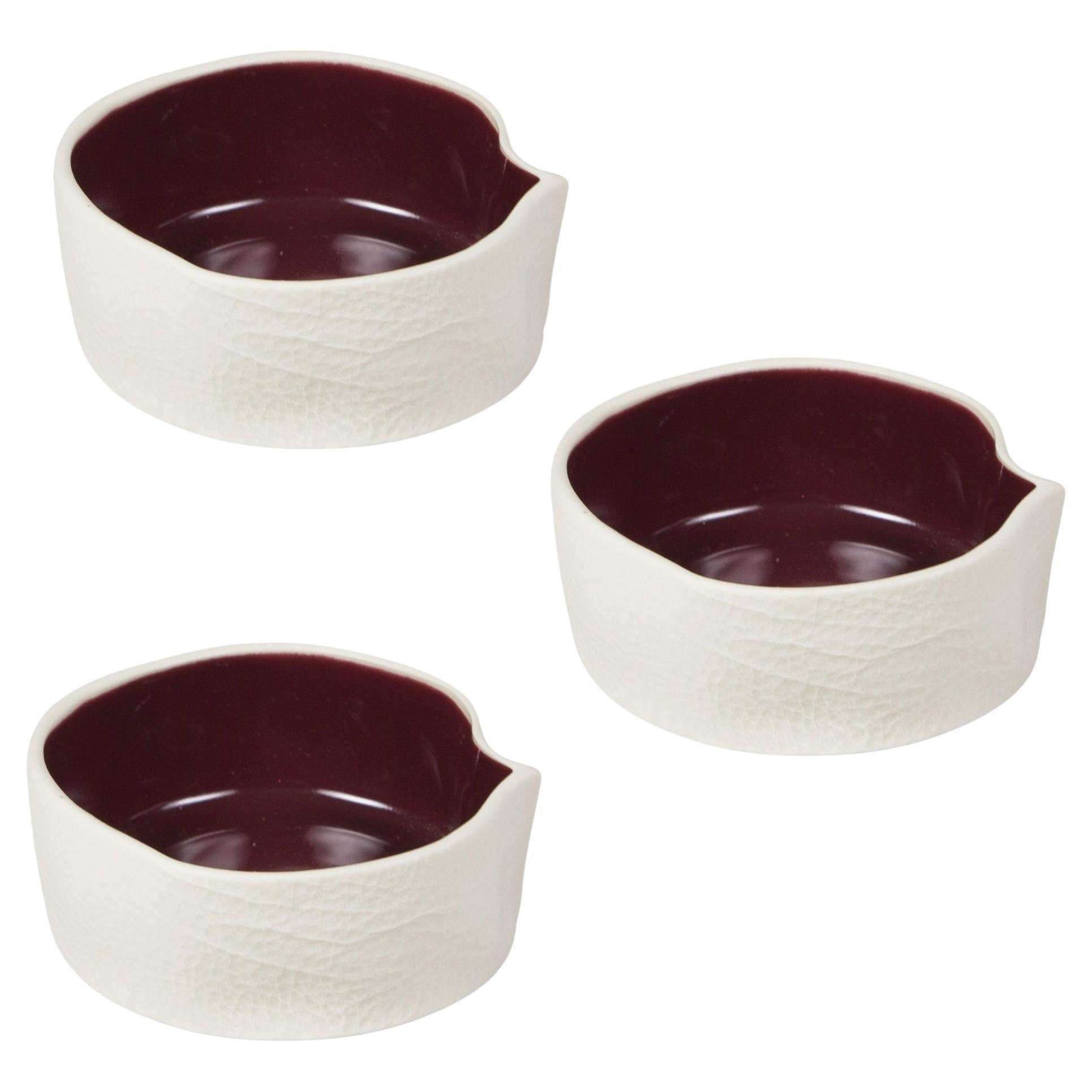 Set di 3 piatti Kawa in ceramica bianchi e rossi scuri, ciotola in porcellana testurizzata in vendita