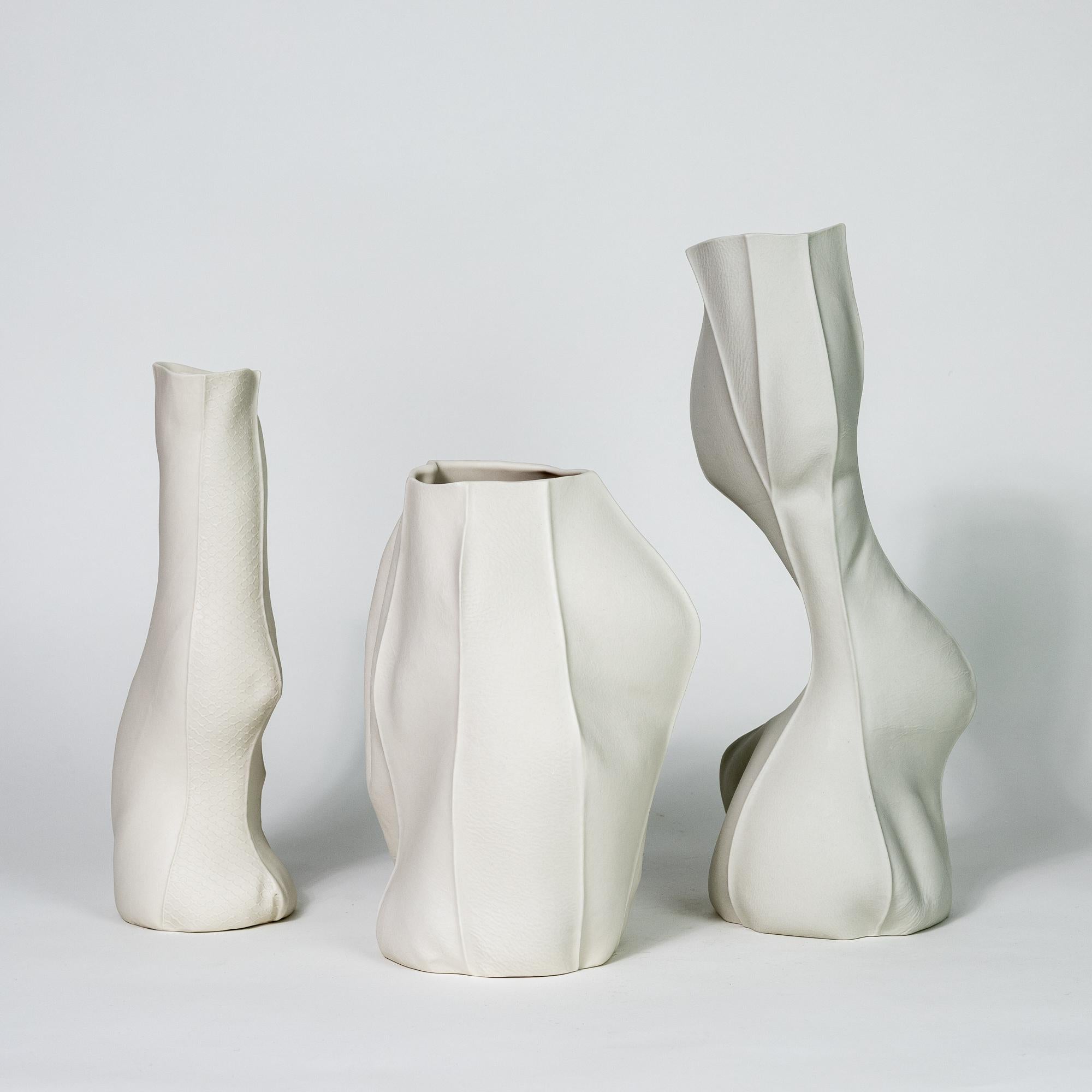 Moderno Set di 3 vasi organici bianchi, Kawa Vase, scultoreo, astratto, in ceramica in vendita