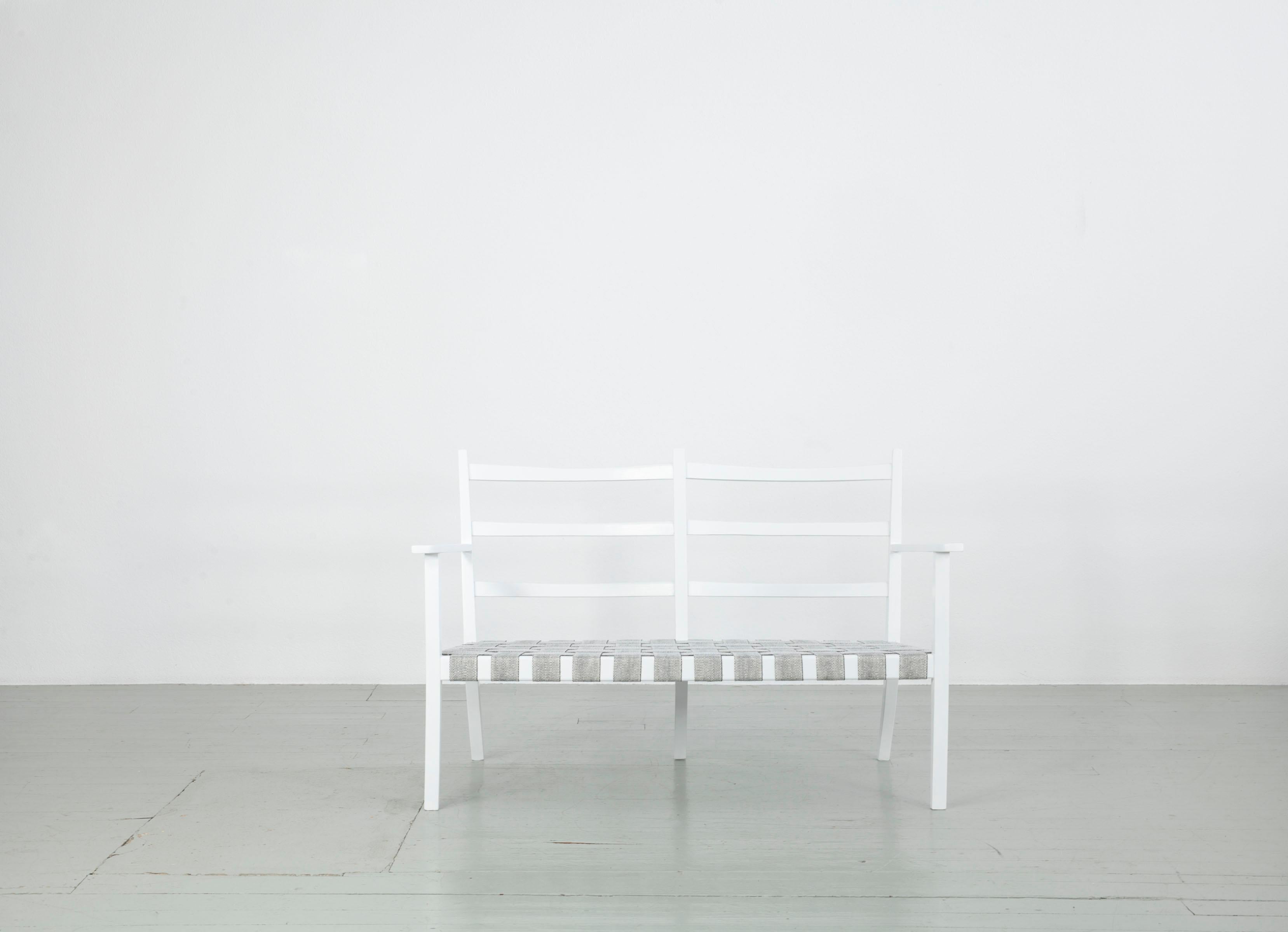 Cet ensemble de trois bancs et d'un fauteuil en bois peint en blanc a été fabriqué en Italie dans les années 1960. Nous avons recouvert les sièges de sangles de jute. Nous serions heureux de fabriquer des coussins de siège assortis à votre goût.