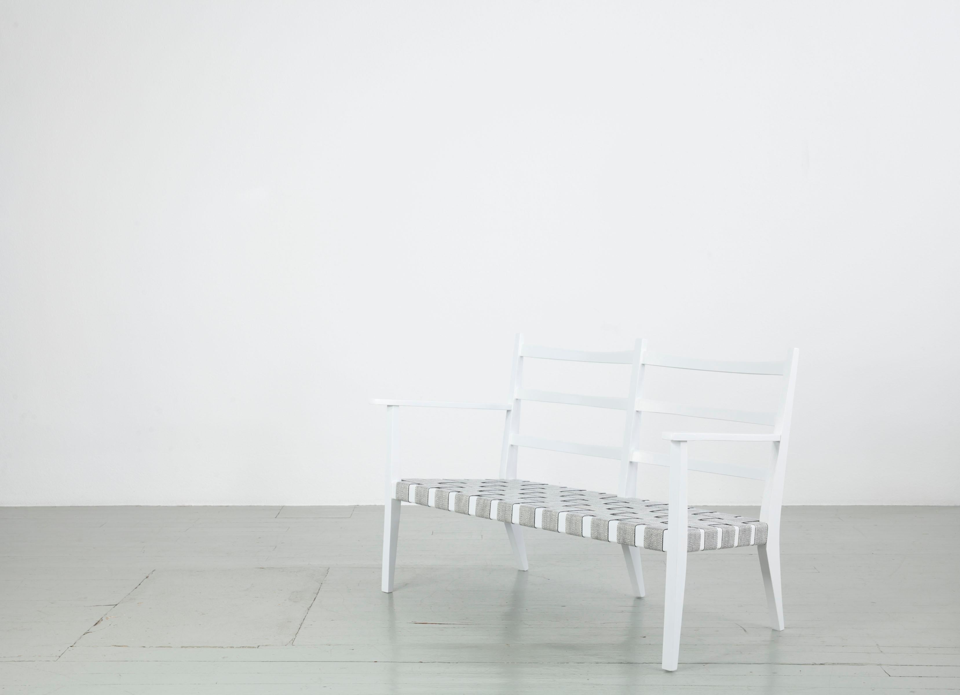 Ensemble de 3 bancs en bois peints en blanc avec un fauteuil, Italie, années 1960 en vente 1