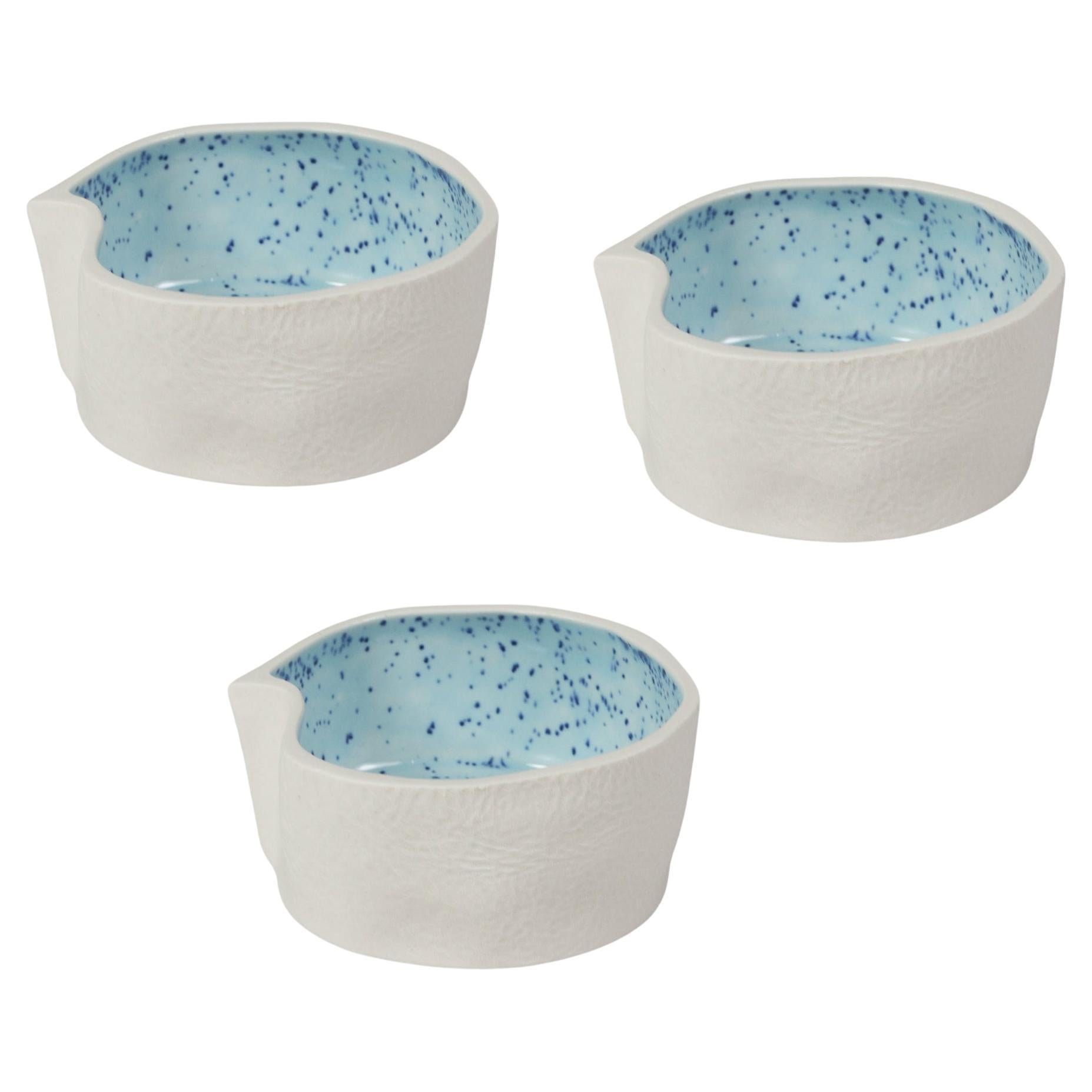 Ensemble de 3 petits plats Kawa en céramique blanche et bleue moucheté, bol en porcelaine texturée