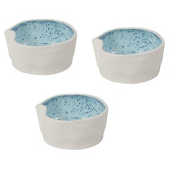 Ensemble de 3 petits plats Kawa en céramique blanche et bleue moucheté, bol en porcelaine texturée