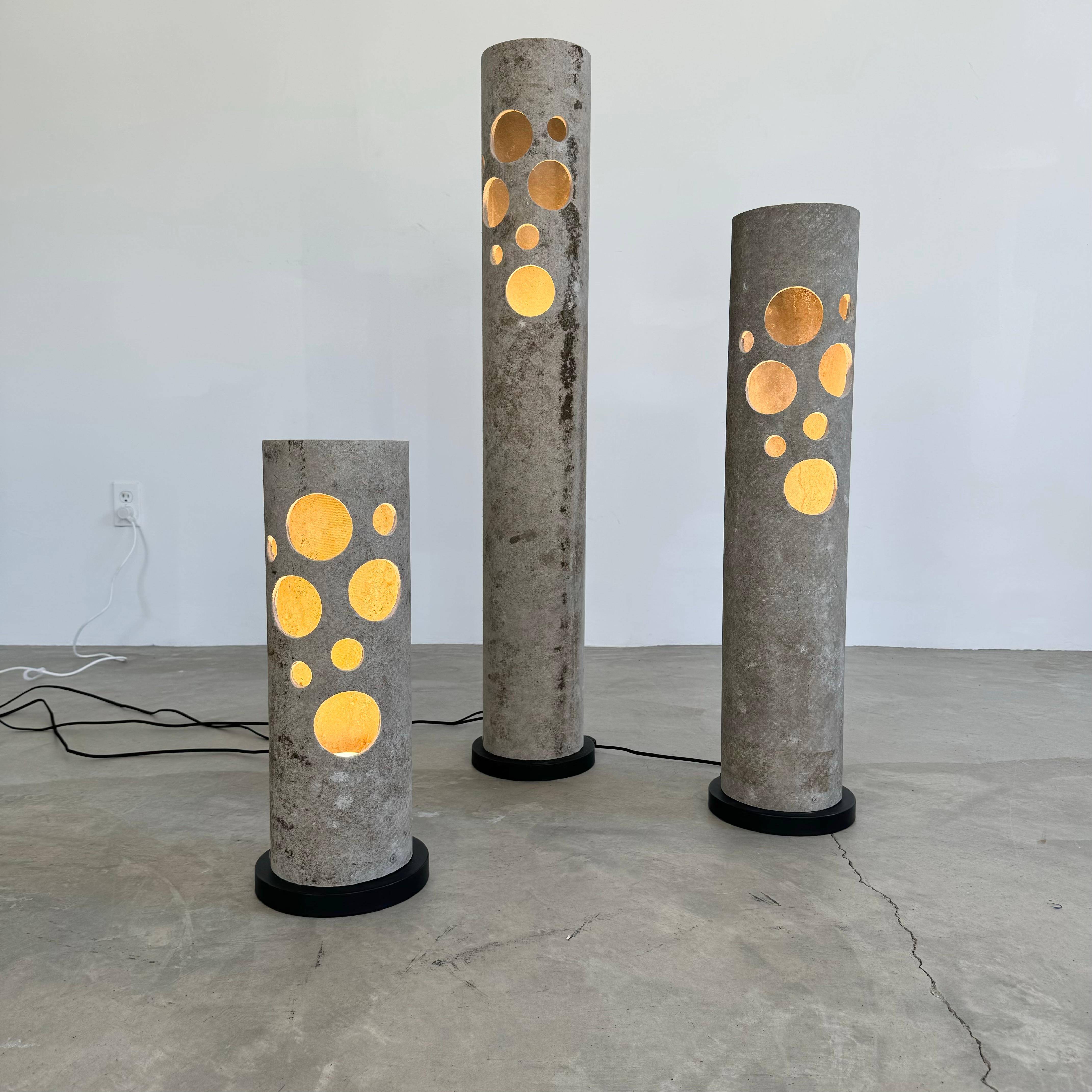 Fantásticas y raras lámparas de hormigón de Willy Guhl para Eternit. Los recortes circulares permiten el paso de la luz y contribuyen al diseño. Recién cableado con una toma dentro de cada uno con interruptor de encendido/apagado en el cable.