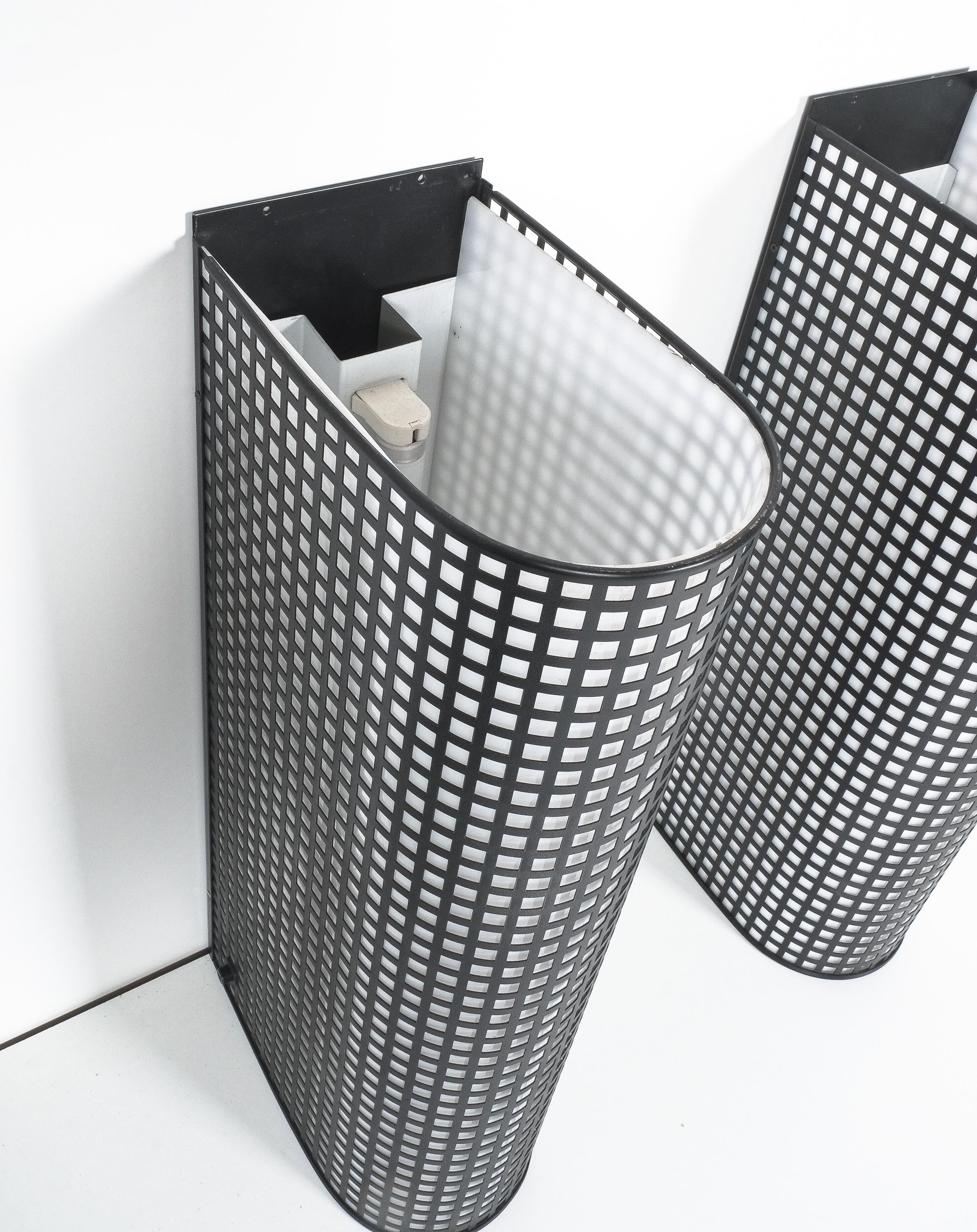 Set of 3 Wire Mesh Grid Lucite Wall Lights Post-Modern, Italy For Sale 2