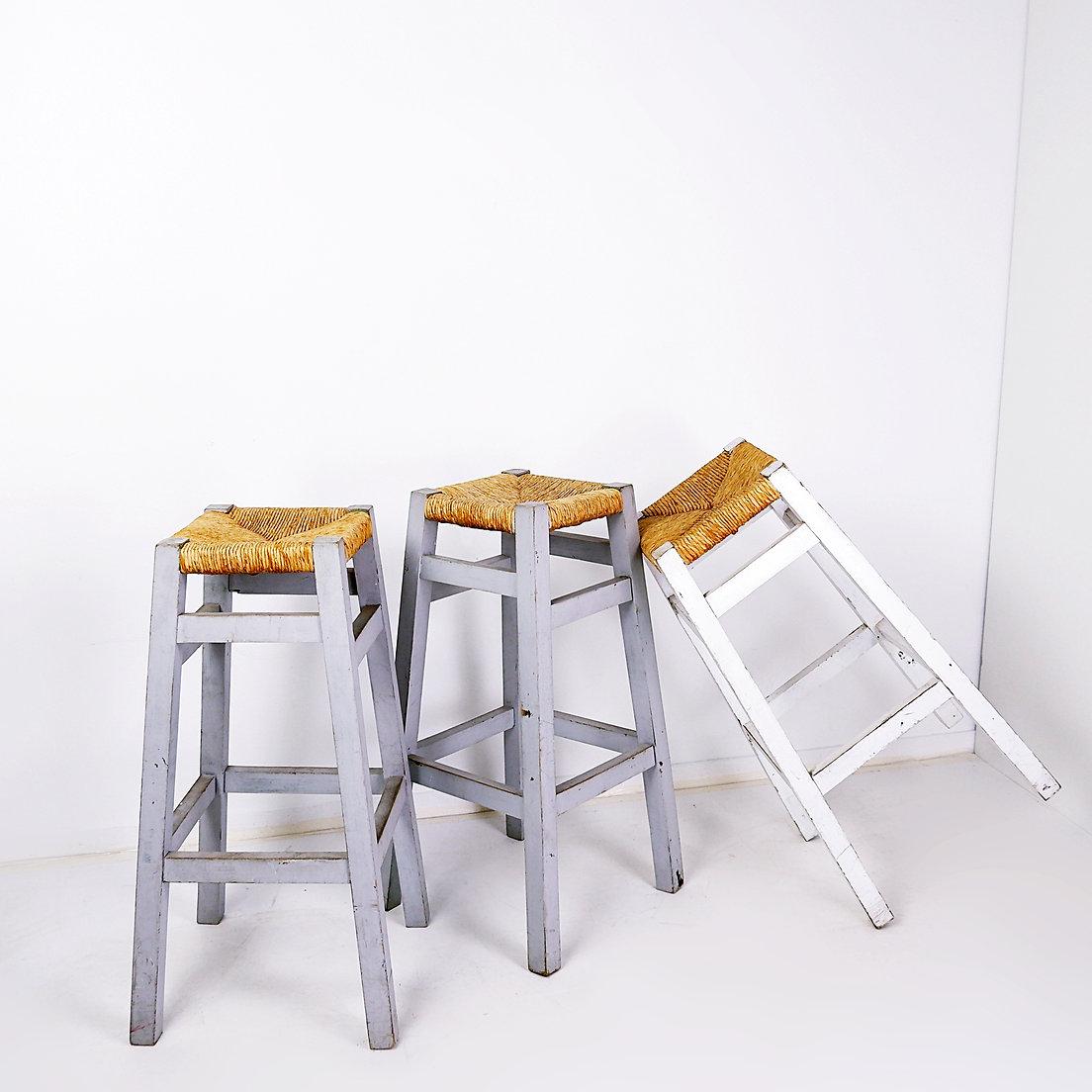 Juego de 3 taburetes de bar con asiento de madera Rush
Desgaste propio de la edad y el uso.
Vintage - Mid Century - Barra - Taburete
Medidas : Base : 40x40cm Sentado: 26,5x26,5cm H:74cm 
Materiales : Madera - Asiento de junco
Lote de 3 : 2 gris - 1