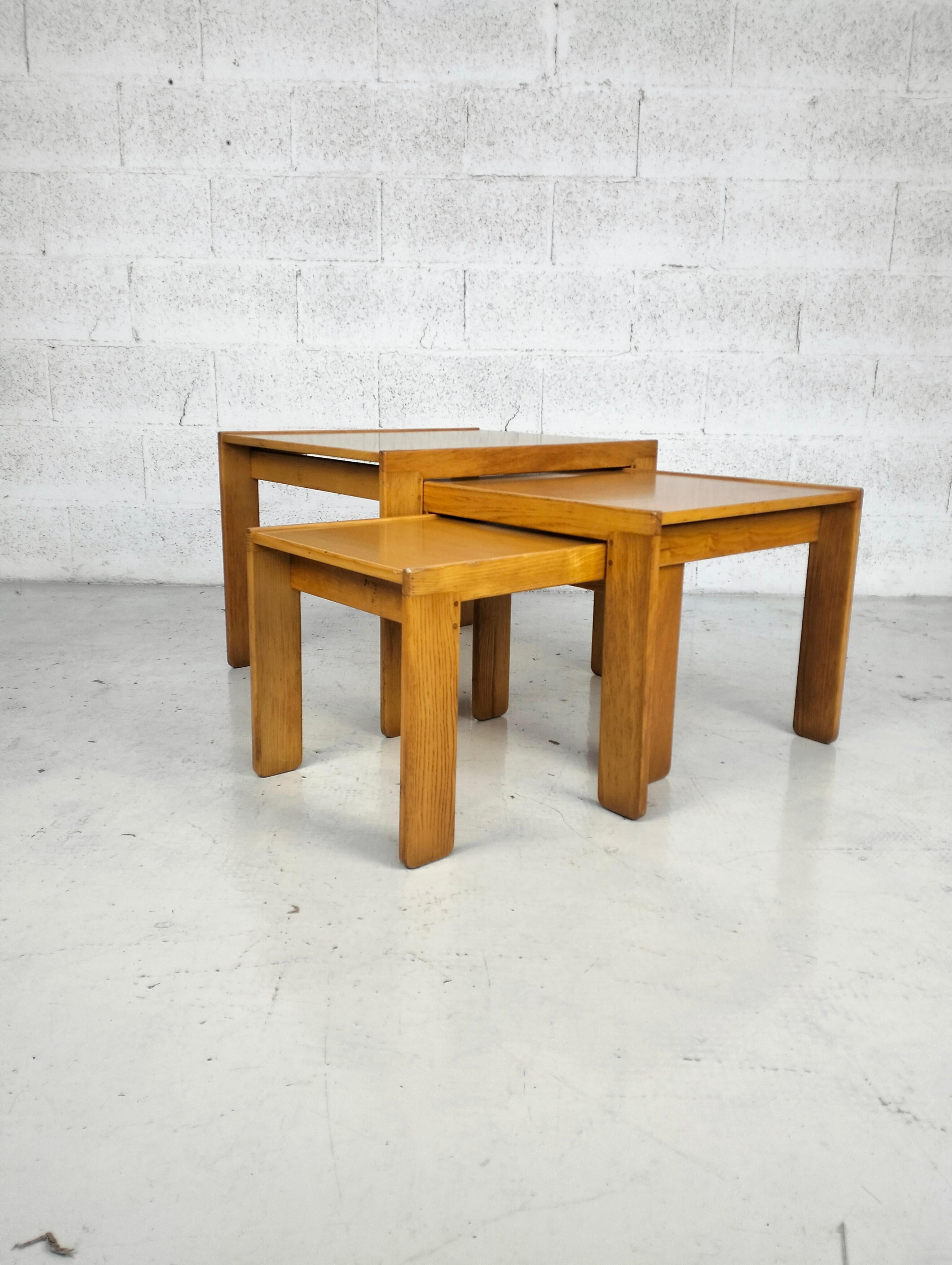 Set of 3 wooden coffee tables 777 model by Afra e Tobia Scarpa for Cassina 60s In Good Condition For Sale In Padova, IT