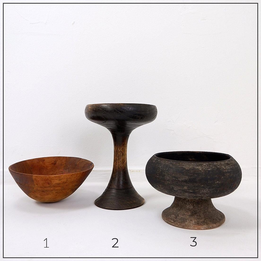 Set di 3 tazze e ciotole in legno - Africa
Stile Wabi Sabi - Decorazione - Brutalista
Misure : 
Clear Wood (1) : Ø20,5cm H. 9cm 
Il più alto (2): Ø19cm H. 25cm
Wood (3) : Ø20cm H. 13cm
Usura coerente con l'età e l'uso.

