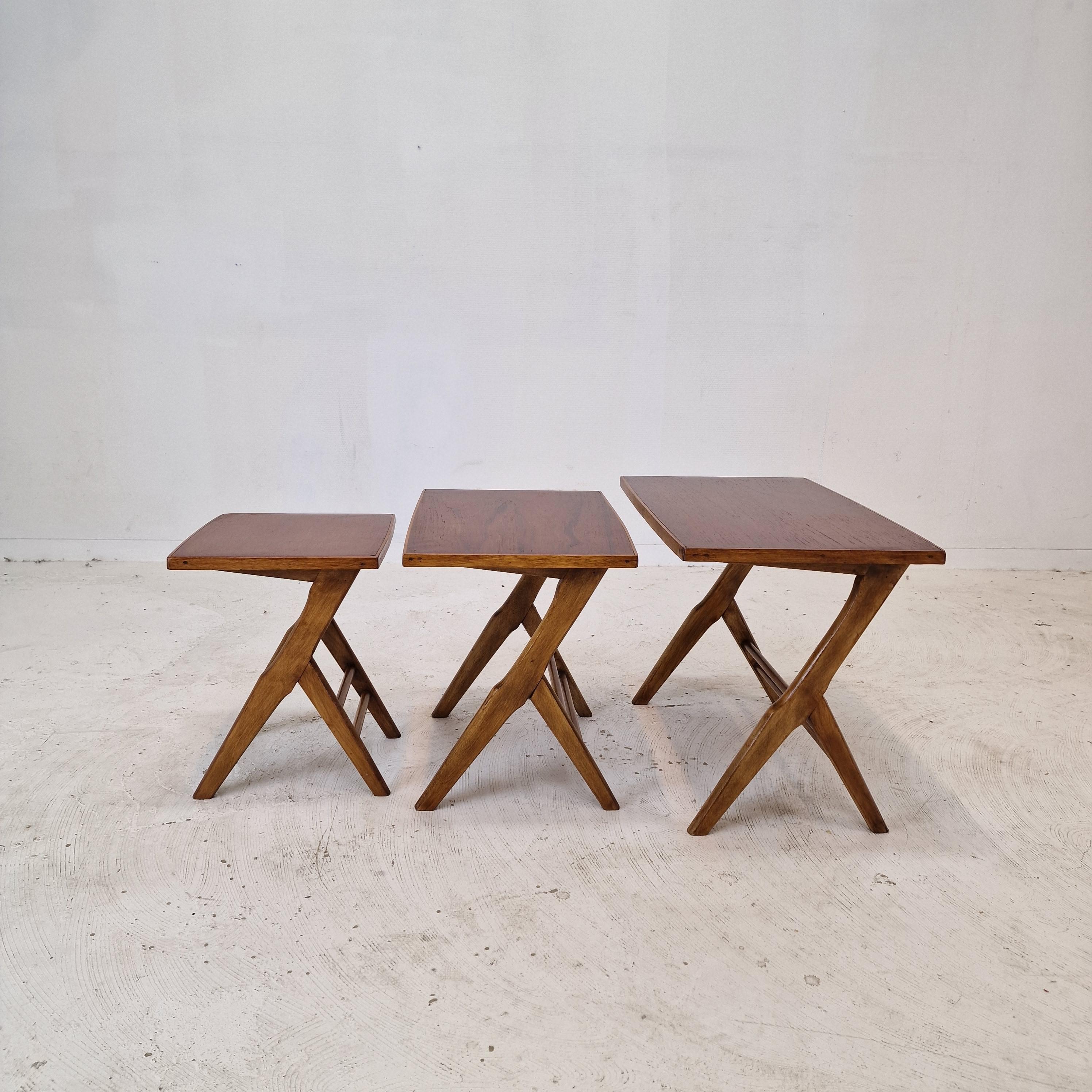Très bel ensemble de 3 tables basses ou gigognes, années 1960.
Les tables sont toutes de taille différente afin qu'elles s'emboîtent les unes dans les autres.

Ce joli set est fabriqué à la main en bois.
Veuillez prendre note des très beaux motifs.