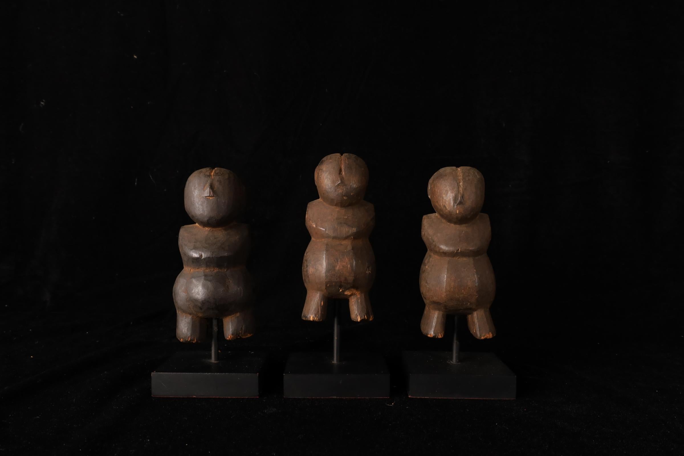Questo set di figure tribali in legno intagliate a mano serviva un tempo come stampo tradizionale per la creazione di effigi in cartapesta utilizzate nelle pratiche cerimoniali in Myanmar. Ogni stampo è modellato con caratteristiche espressive e