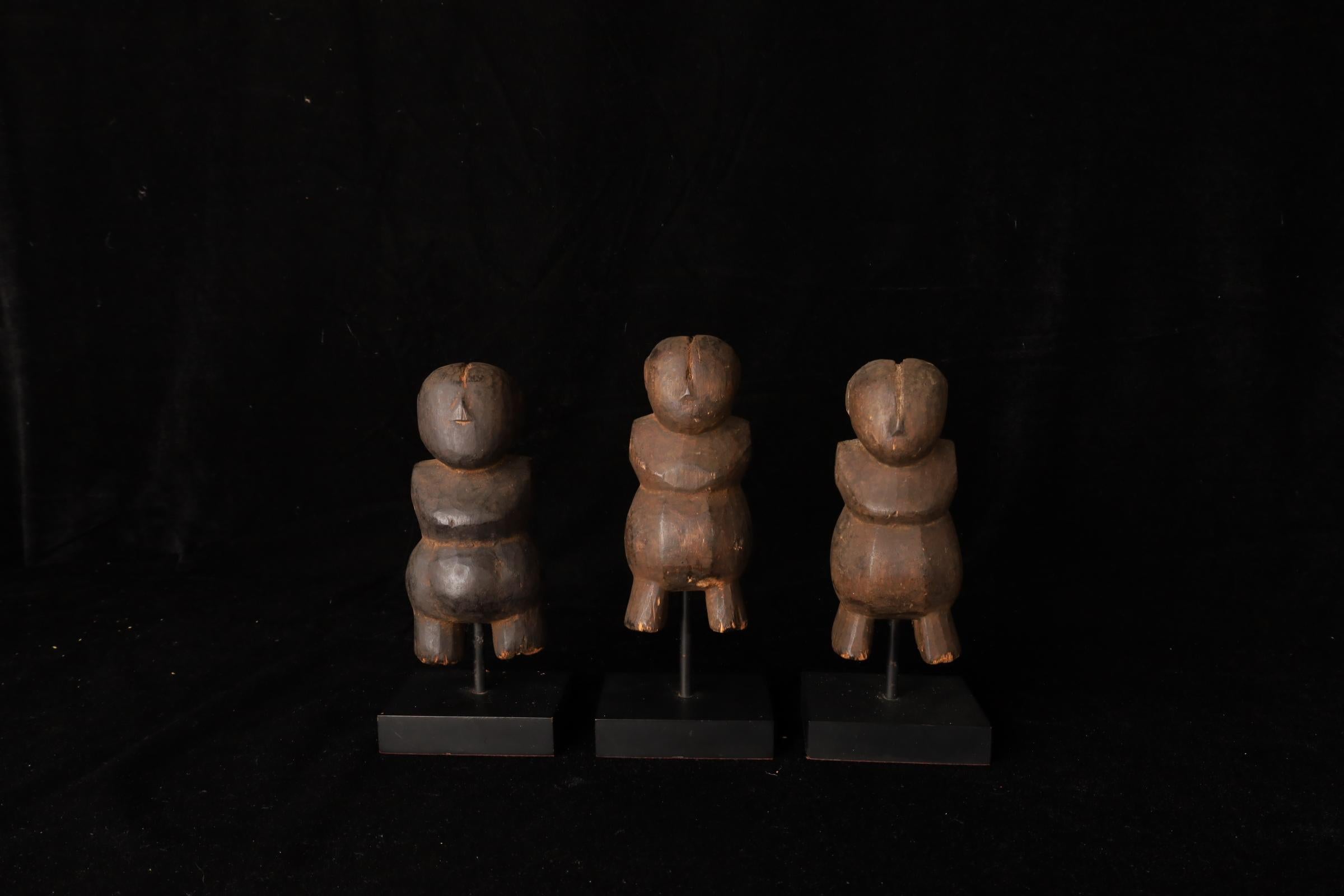 Birmano Set di 3 figure tribali in legno - Stampi per cartapesta, Myanmar, XIX secolo in vendita