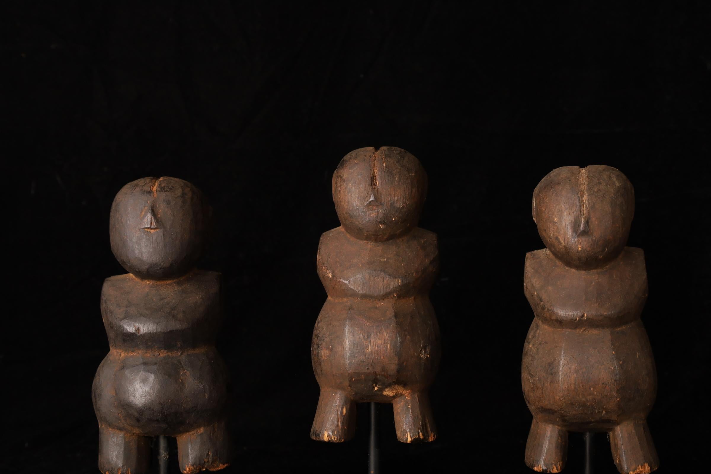 Intagliato a mano Set di 3 figure tribali in legno - Stampi per cartapesta, Myanmar, XIX secolo in vendita