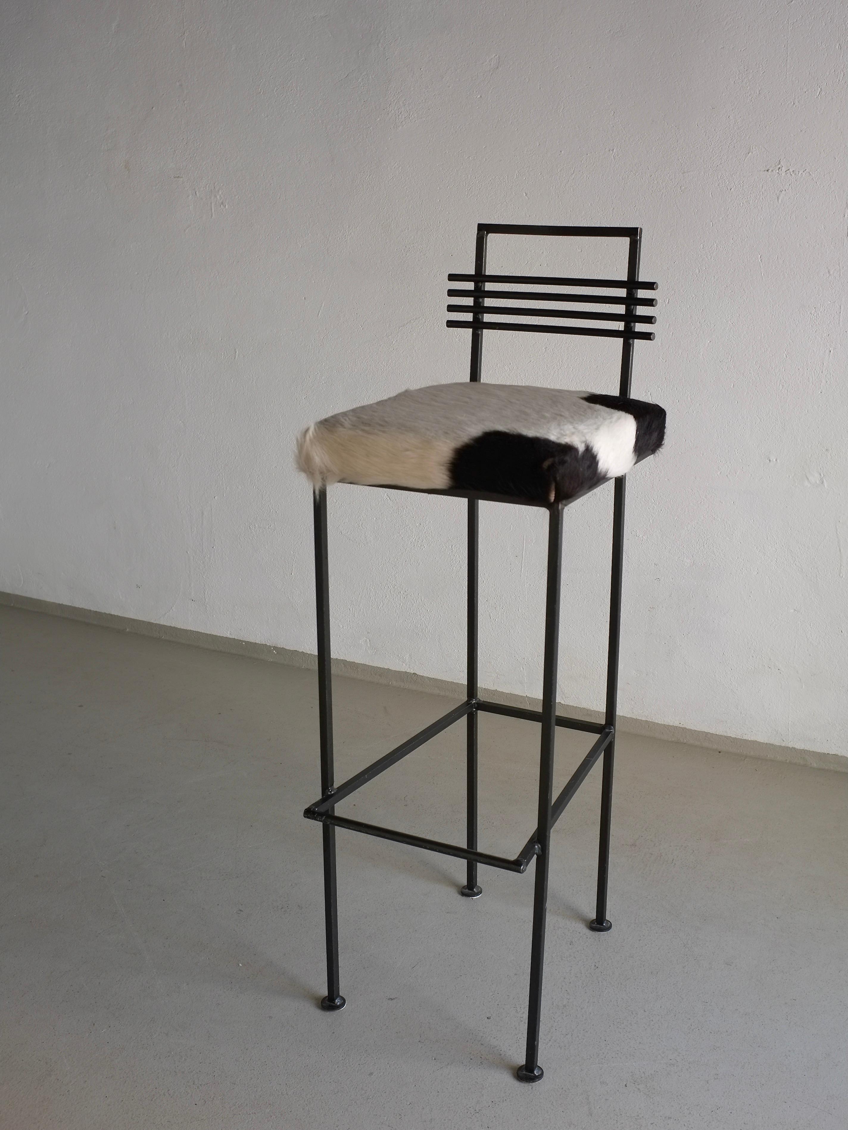 Ensemble de 3 tabourets de bar en fer forgé avec assise en cuir de vache. Design/One des années 1990.