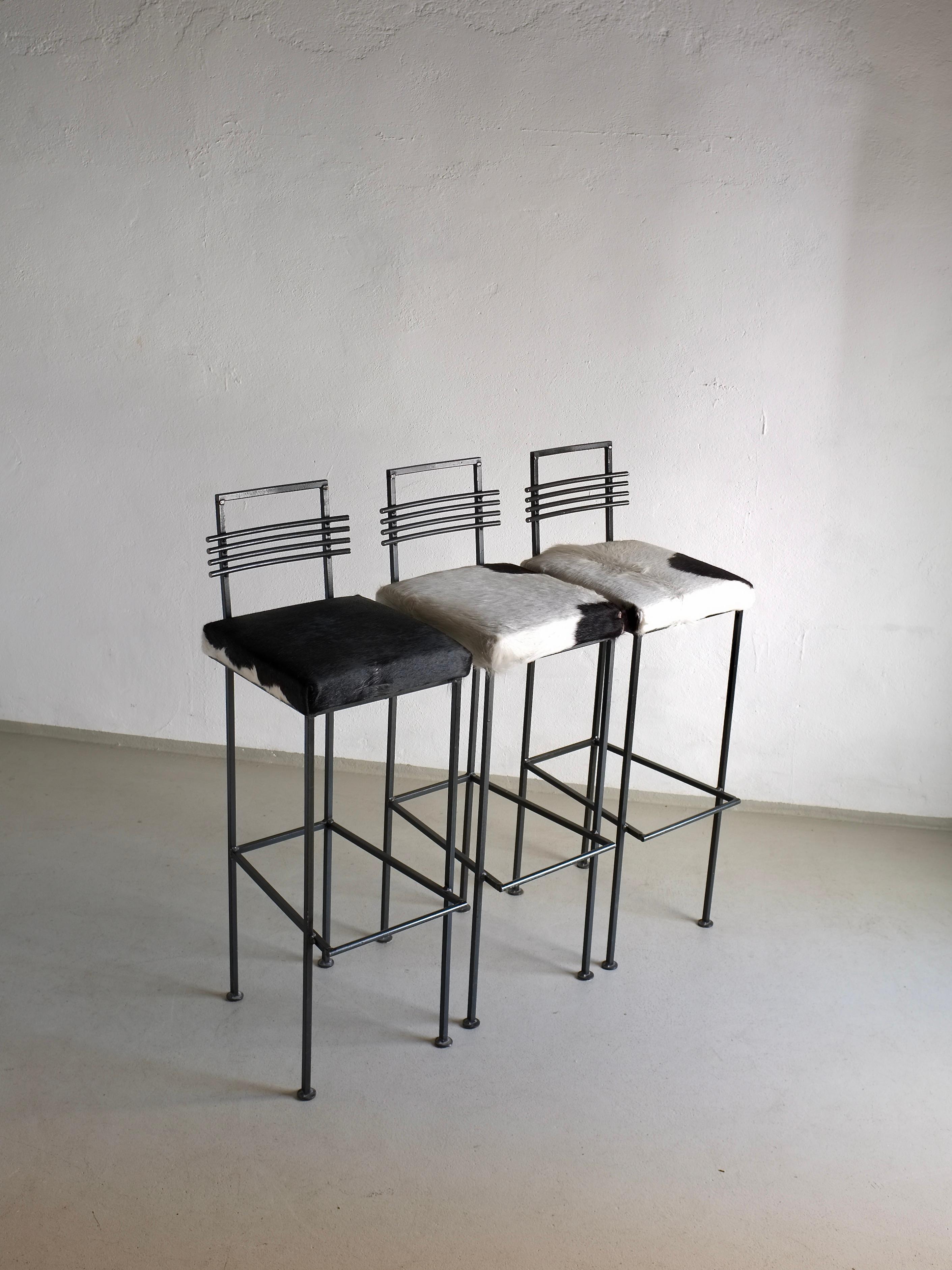 Suédois Ensemble de 3 tabourets de bar en fer forgé, Olsson & Dam, Suède, années 1990 en vente