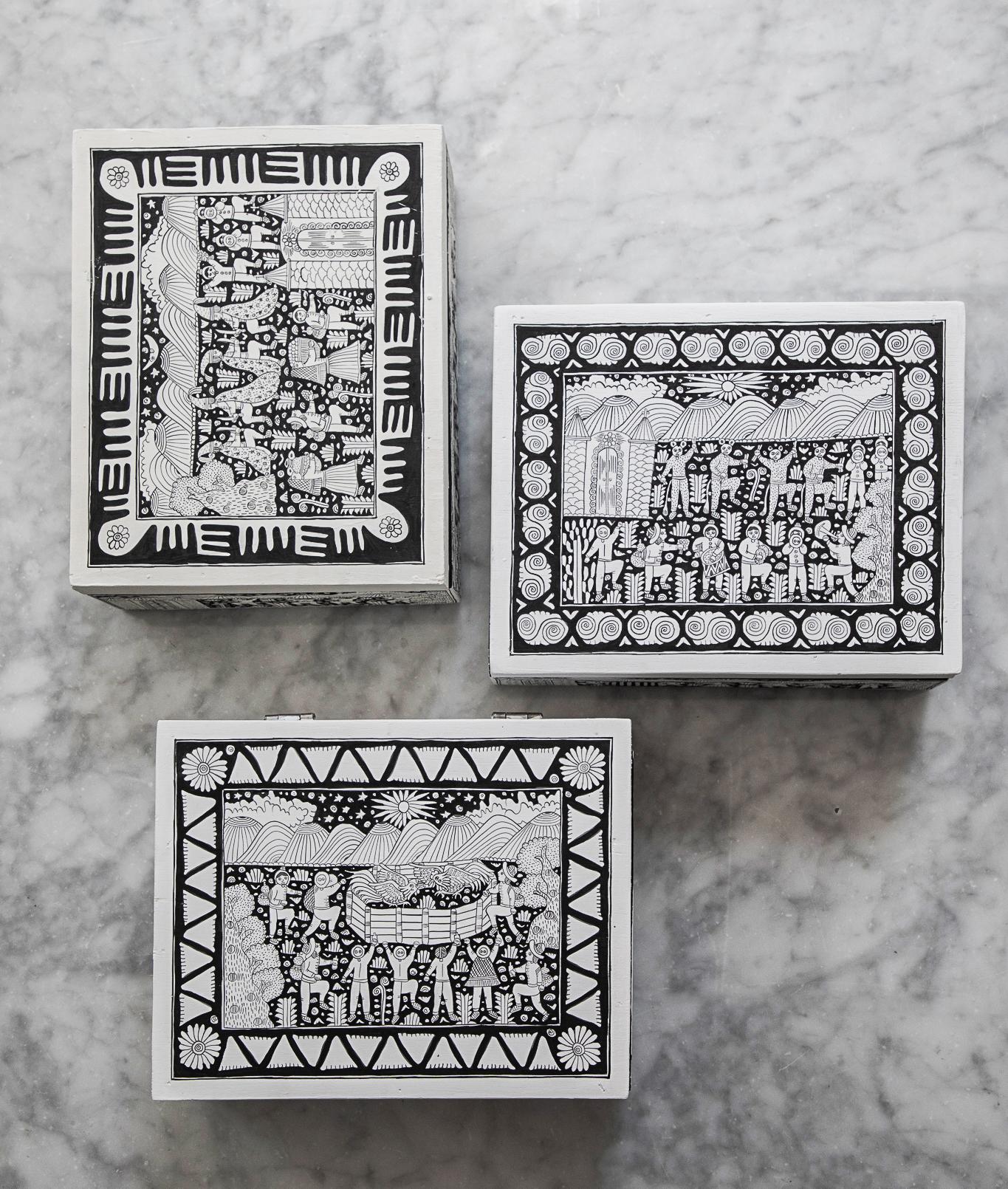 3er-Set Xalitla-Box von Onora
Abmessungen: 25 x 20 cm
MATERIALIEN: Freihand bemaltes Holz

Handbemalte Teedose aus Xalitla, Guerrero. Die auf jedem Stück gemalten Szenen zeigen das alltägliche Leben in dieser Region von Guerrero, von der