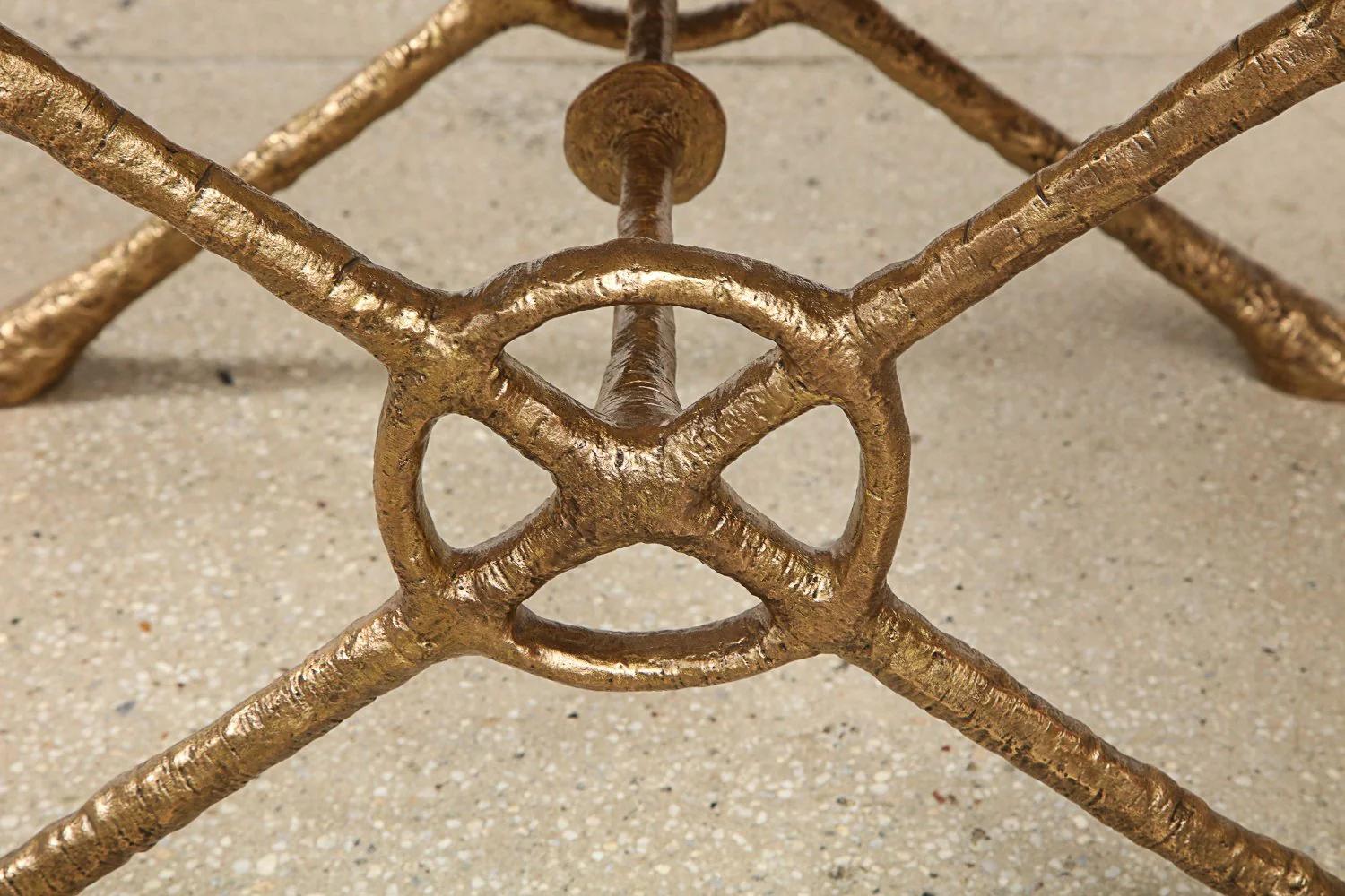 Bases en bronze martelé fabriquées en studio avec de grands détails. Patine d'or appliquée à la main. Créés individuellement sur commande en France.
(BASE UNIQUEMENT)