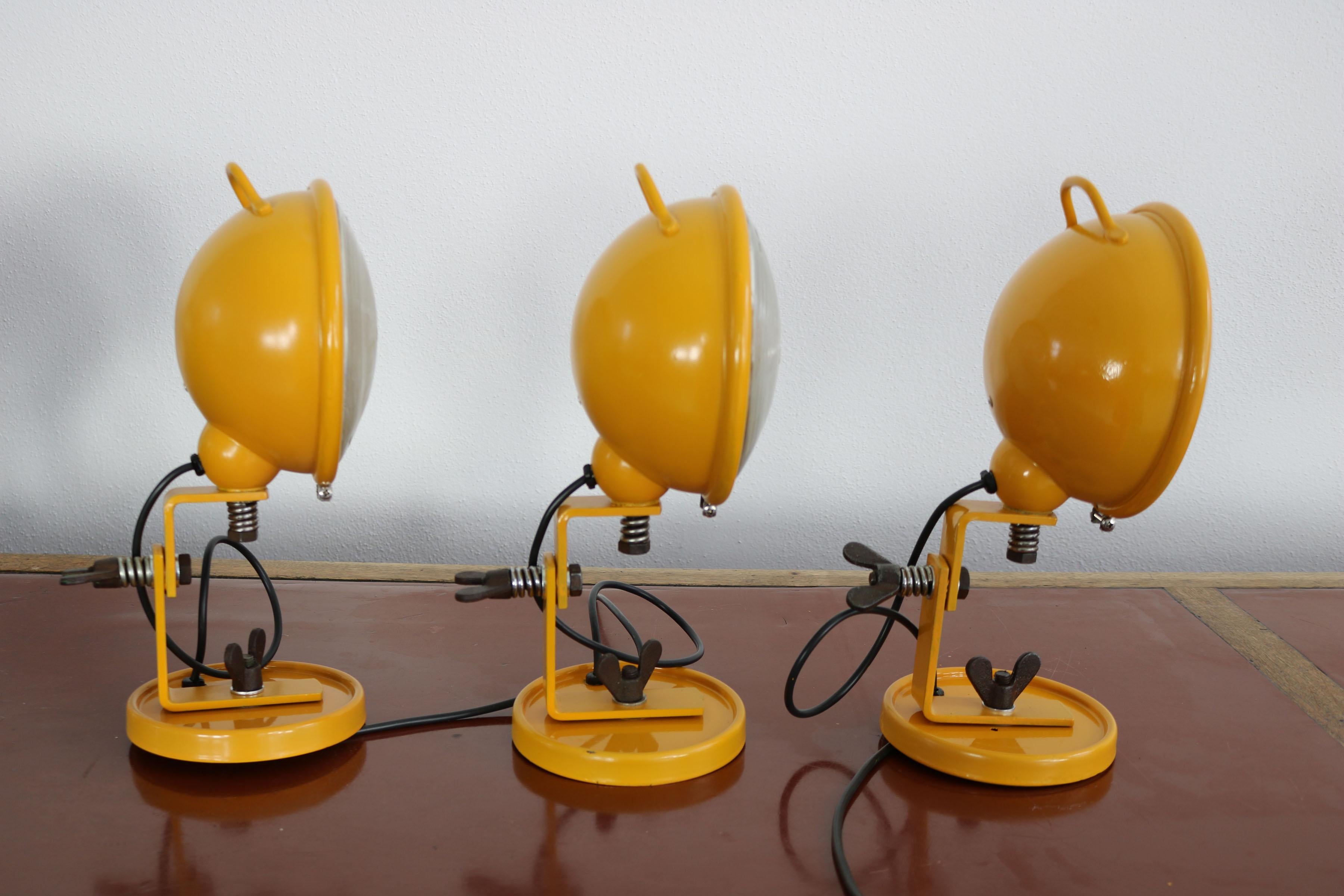 Milieu du XXe siècle Set de 3 lampes murales jaunes 
