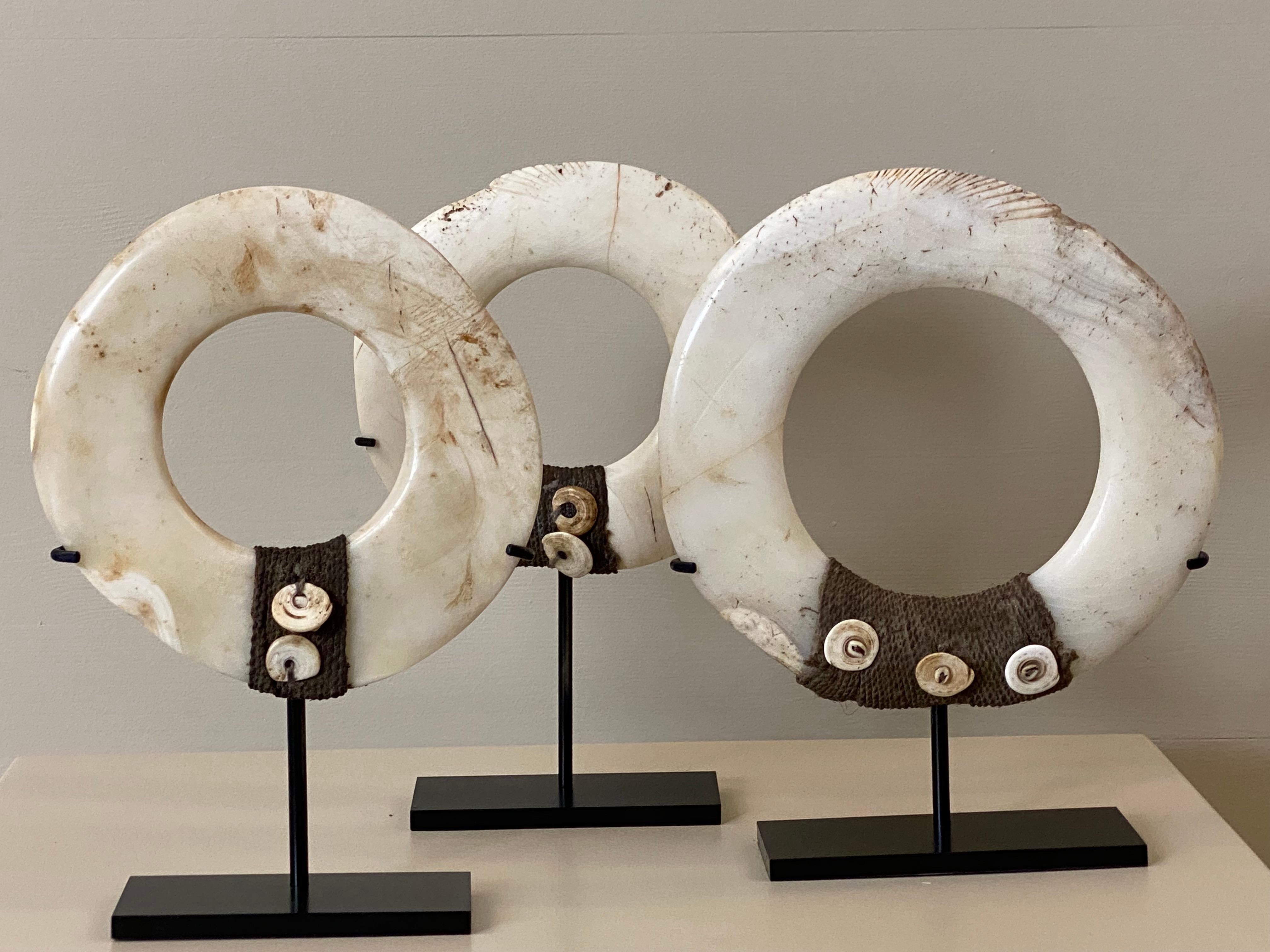 Set von 3 Yua-Ringe in Muschelform, Papua-Neuguinea im Angebot 8