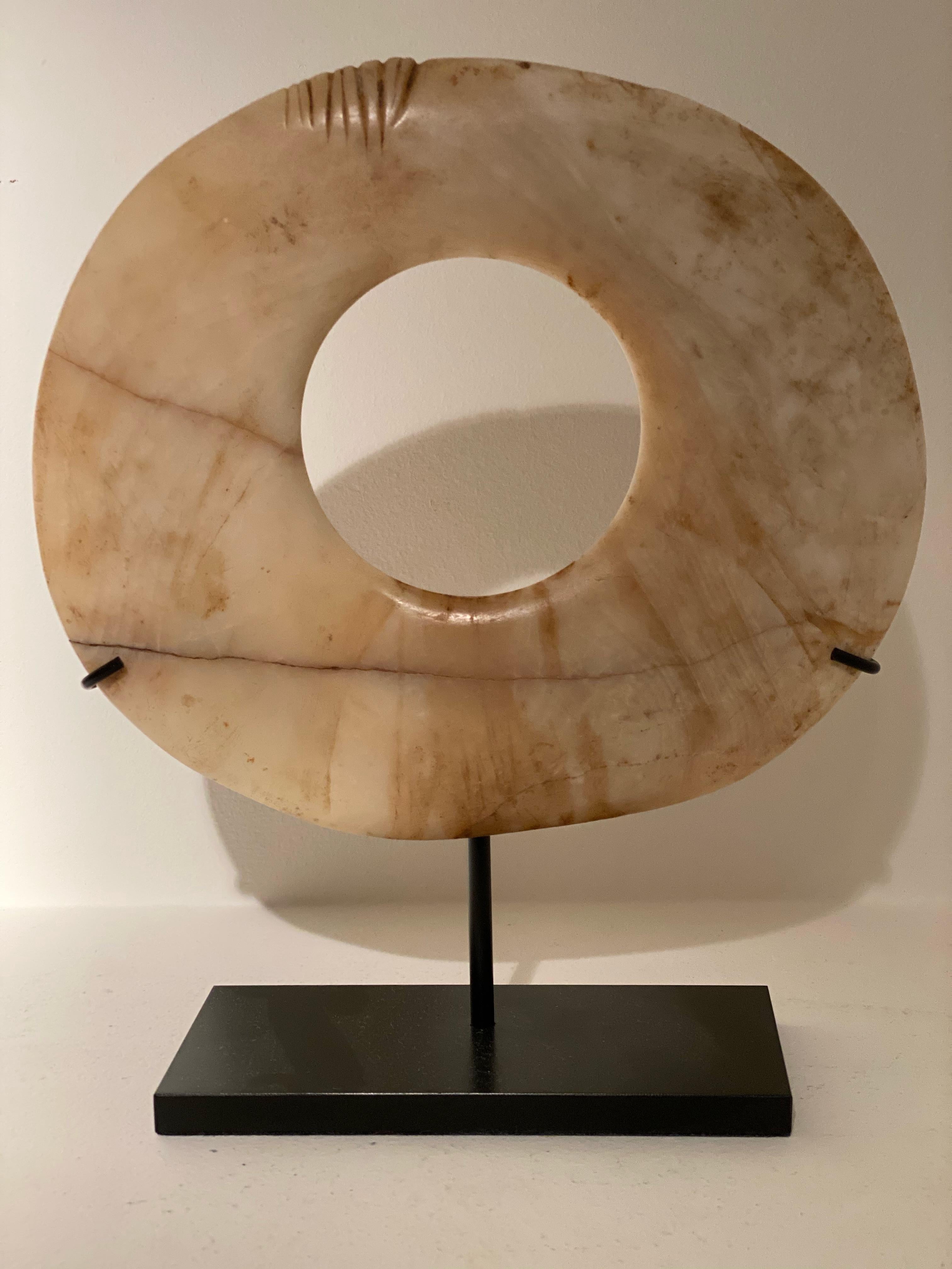Exceptionnel ensemble de 3 bagues YUA de Papouasie-Nouvelle-Guinée,
Mesures : 25 cm de hauteur, 22 cm de diamètre
23 cm de hauteur, 18 cm de diamètre
30 cm de haut, diamètre 22 cm.