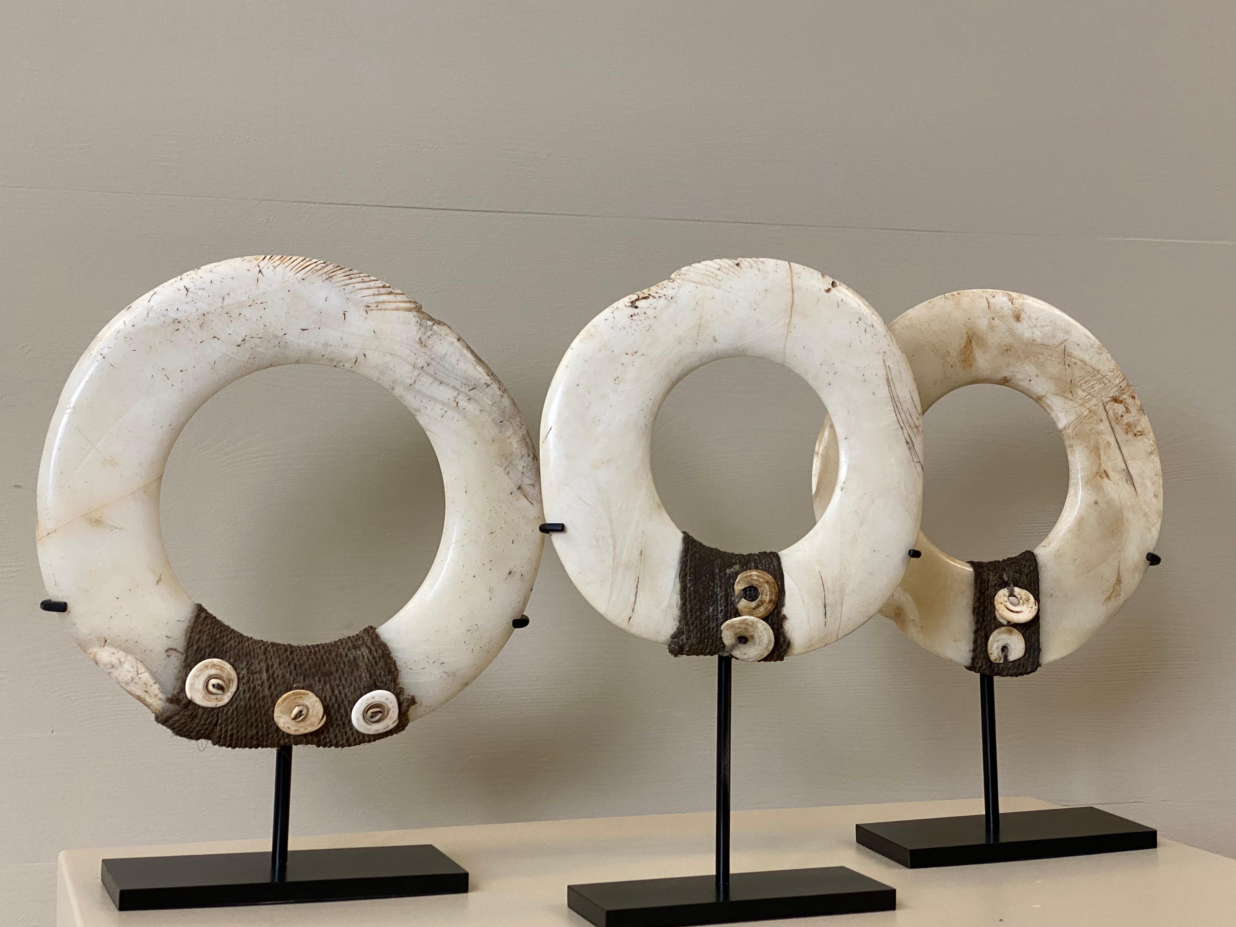 Set von 3 Yua-Ringe in Muschelform, Papua-Neuguinea (Poliert) im Angebot