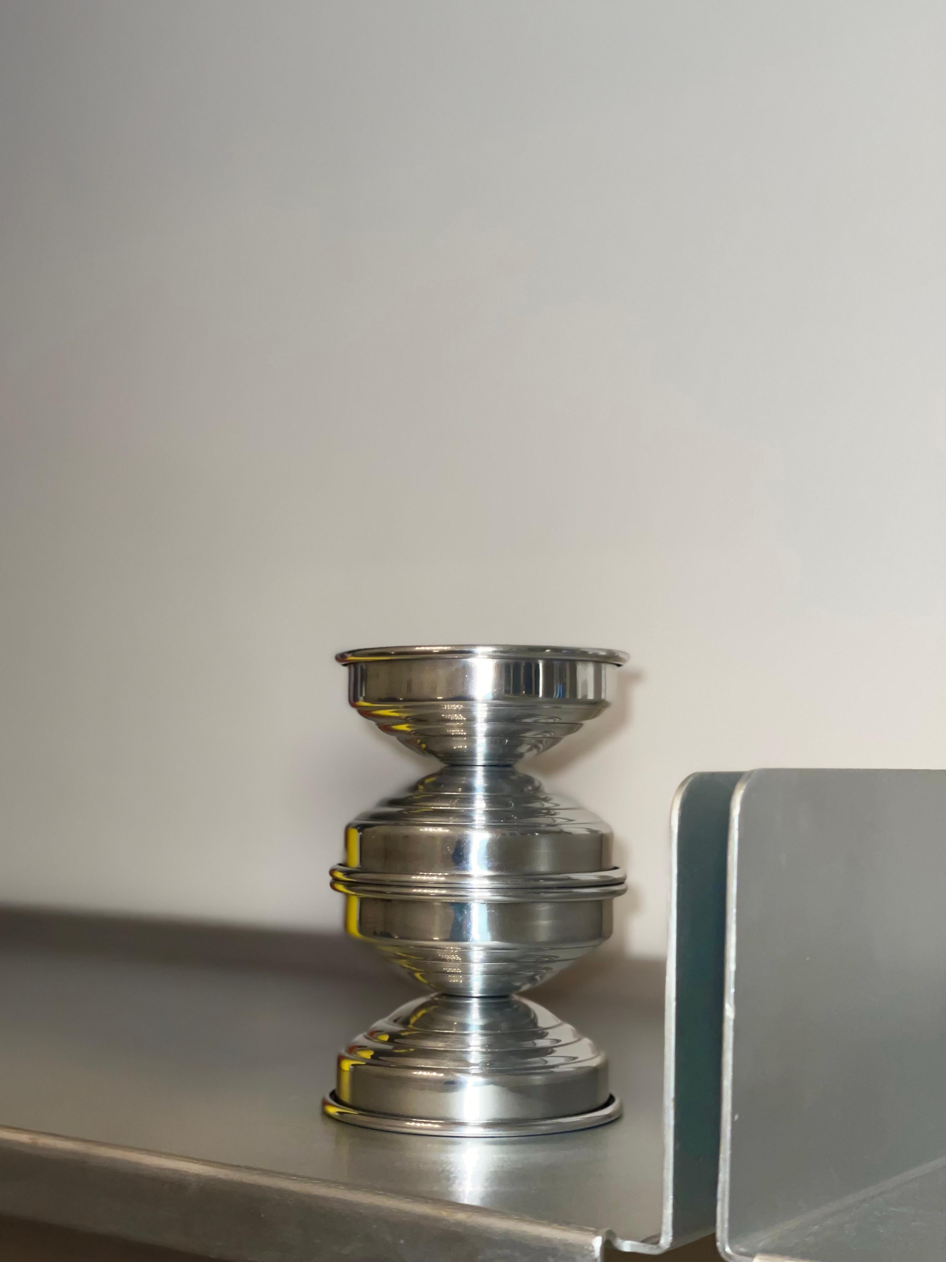 Minimalismo Set di 30 portacandele italiani in alluminio lucido, design moderno per centrotavola in vendita