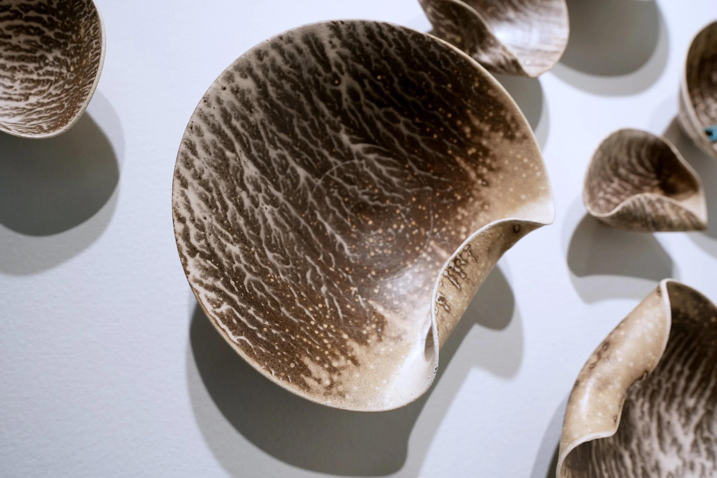 Moderne Ensemble de 30 sculptures murales en porcelaine Obvara par Natalya Sevastyanova en vente