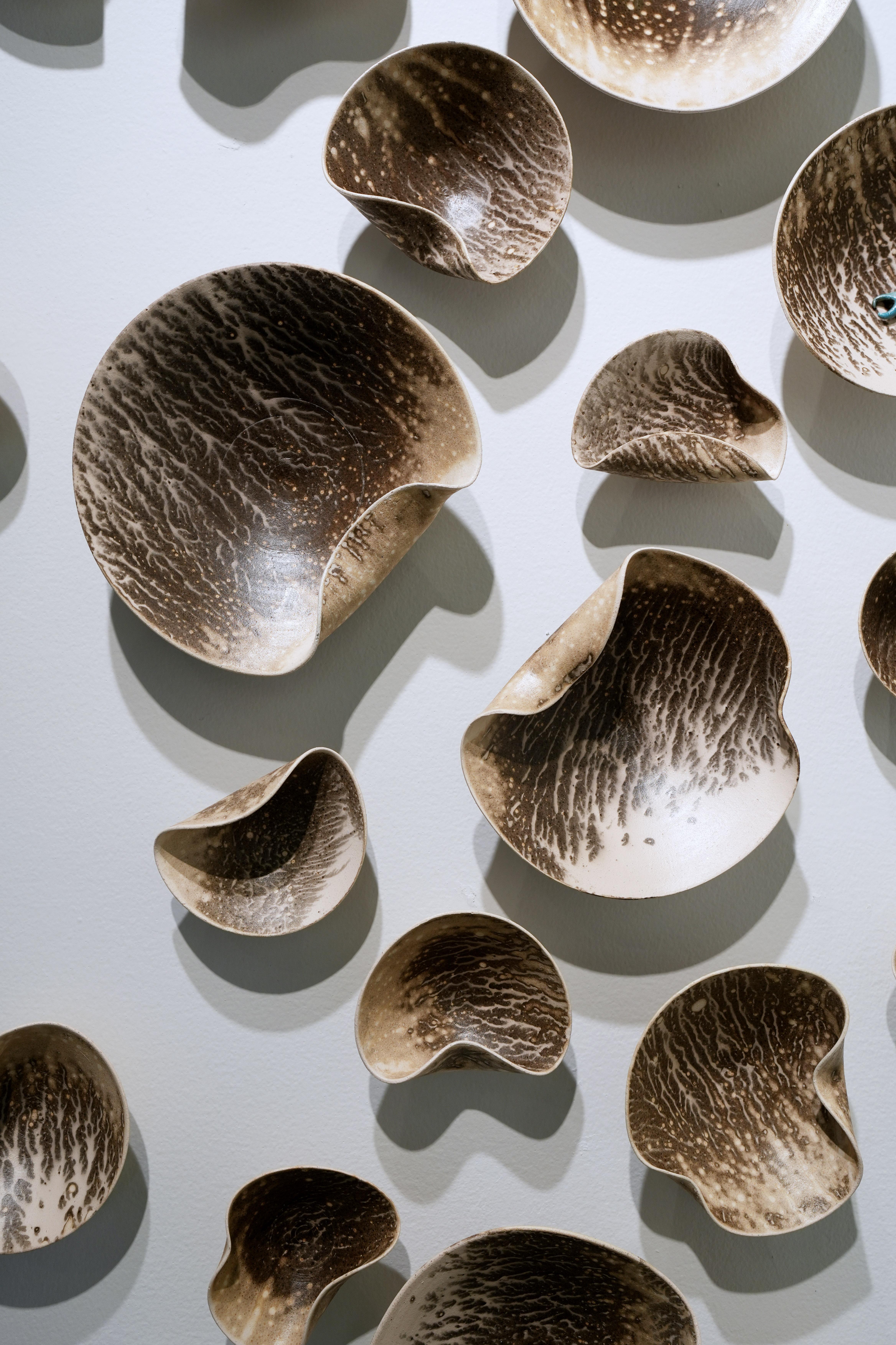 Autre Ensemble de 30 sculptures murales en porcelaine Obvara par Natalya Sevastyanova en vente