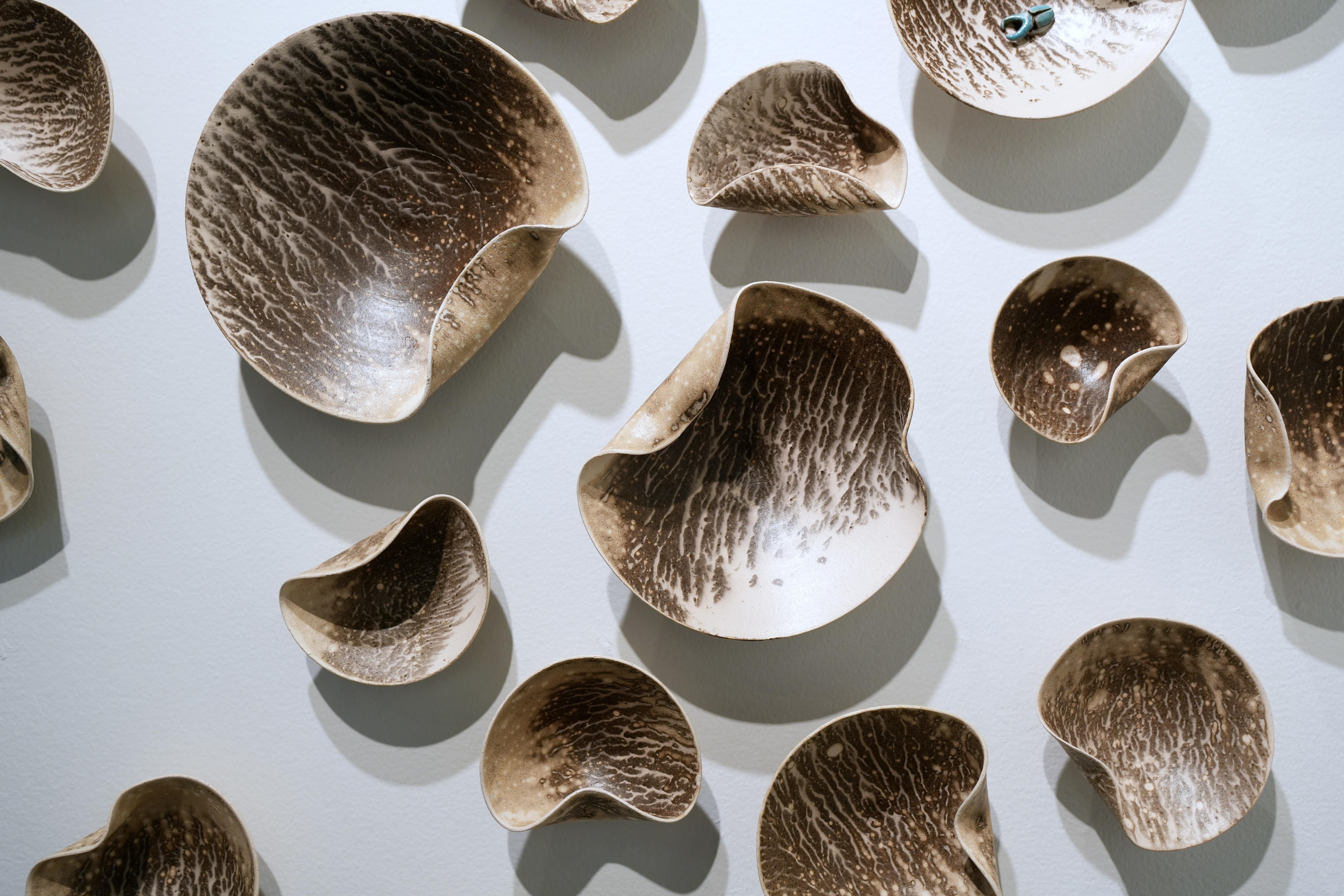 XXIe siècle et contemporain Ensemble de 30 sculptures murales en porcelaine Obvara par Natalya Sevastyanova en vente