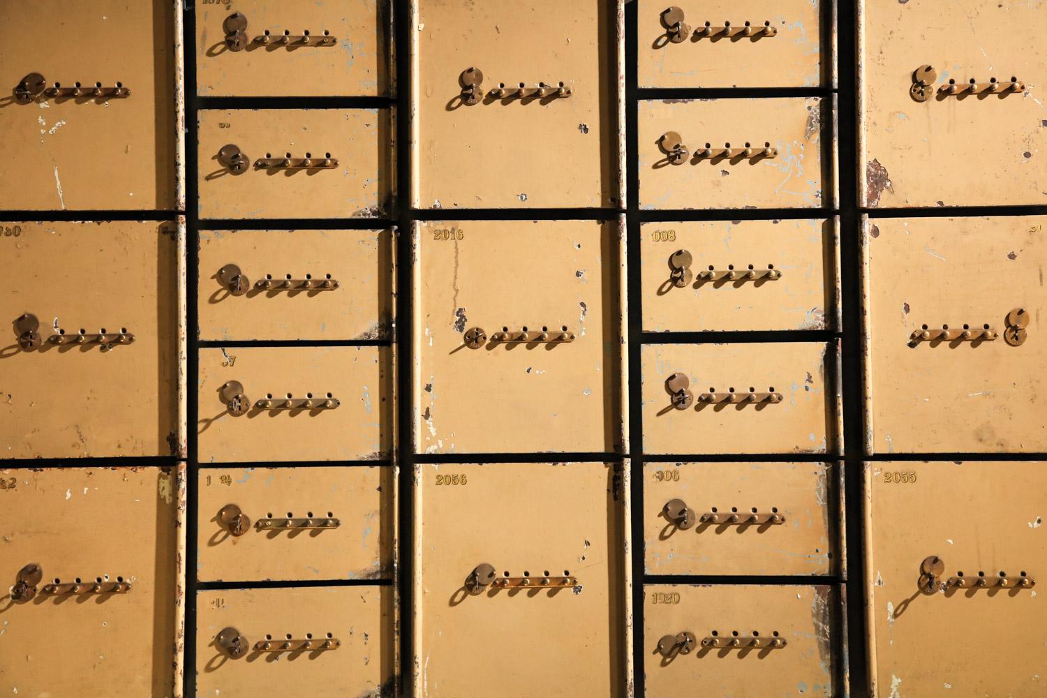 Set von 30er/40er Bank safes aus Stahl und Messing aus Stahl (Lackiert) im Angebot