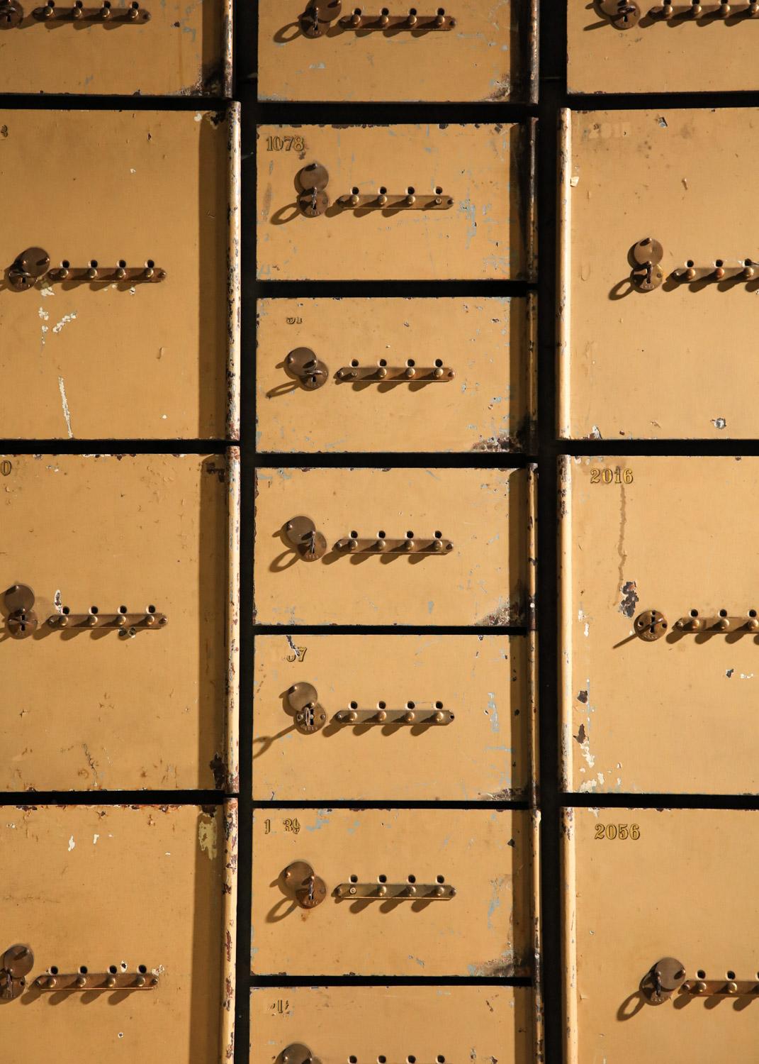 Set of 30s/40s bank safes in steel and brass In Fair Condition For Sale In Ternay, Auvergne-Rhône-Alpes