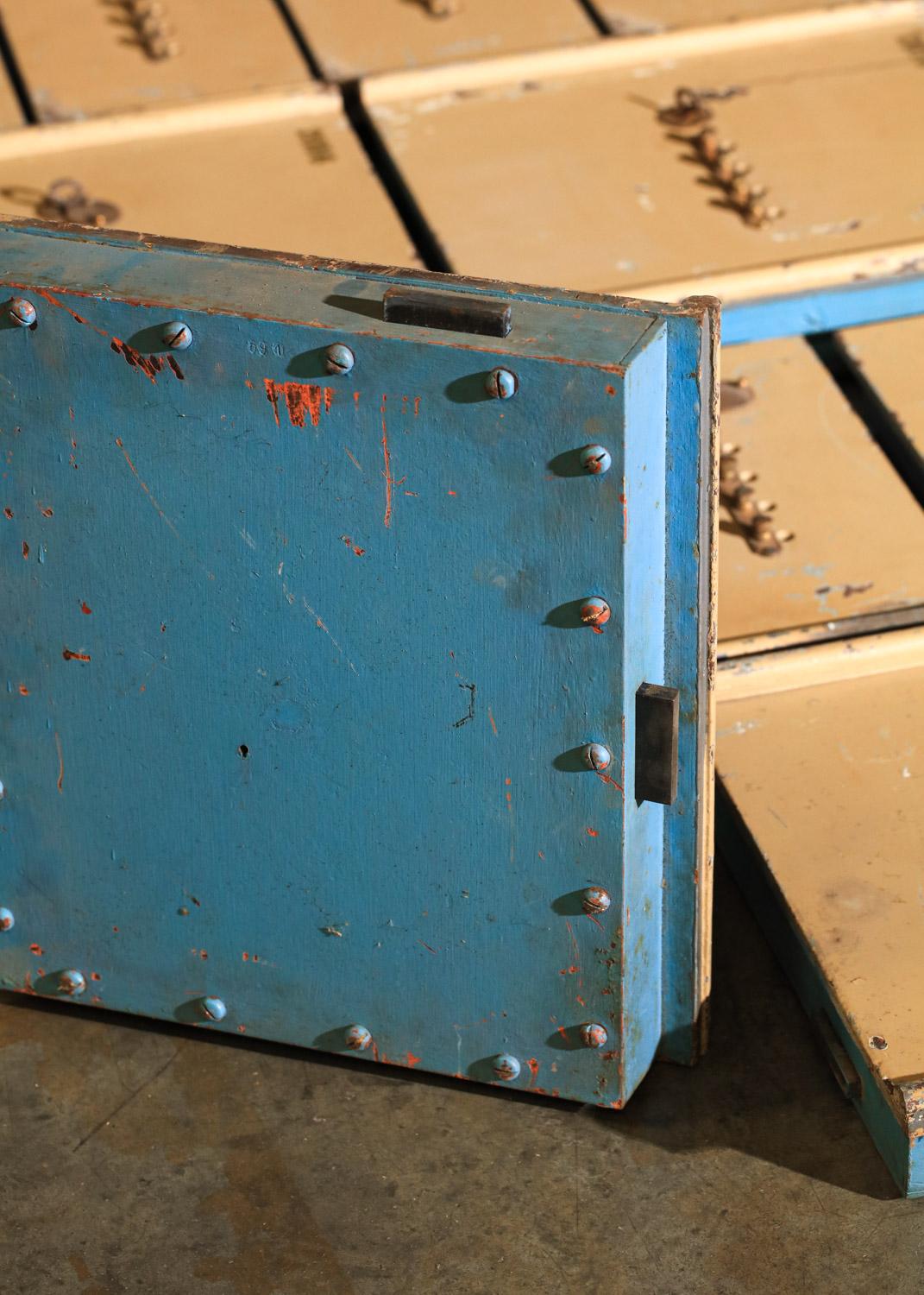 Set von 30er/40er Bank safes aus Stahl und Messing aus Stahl (Metall) im Angebot