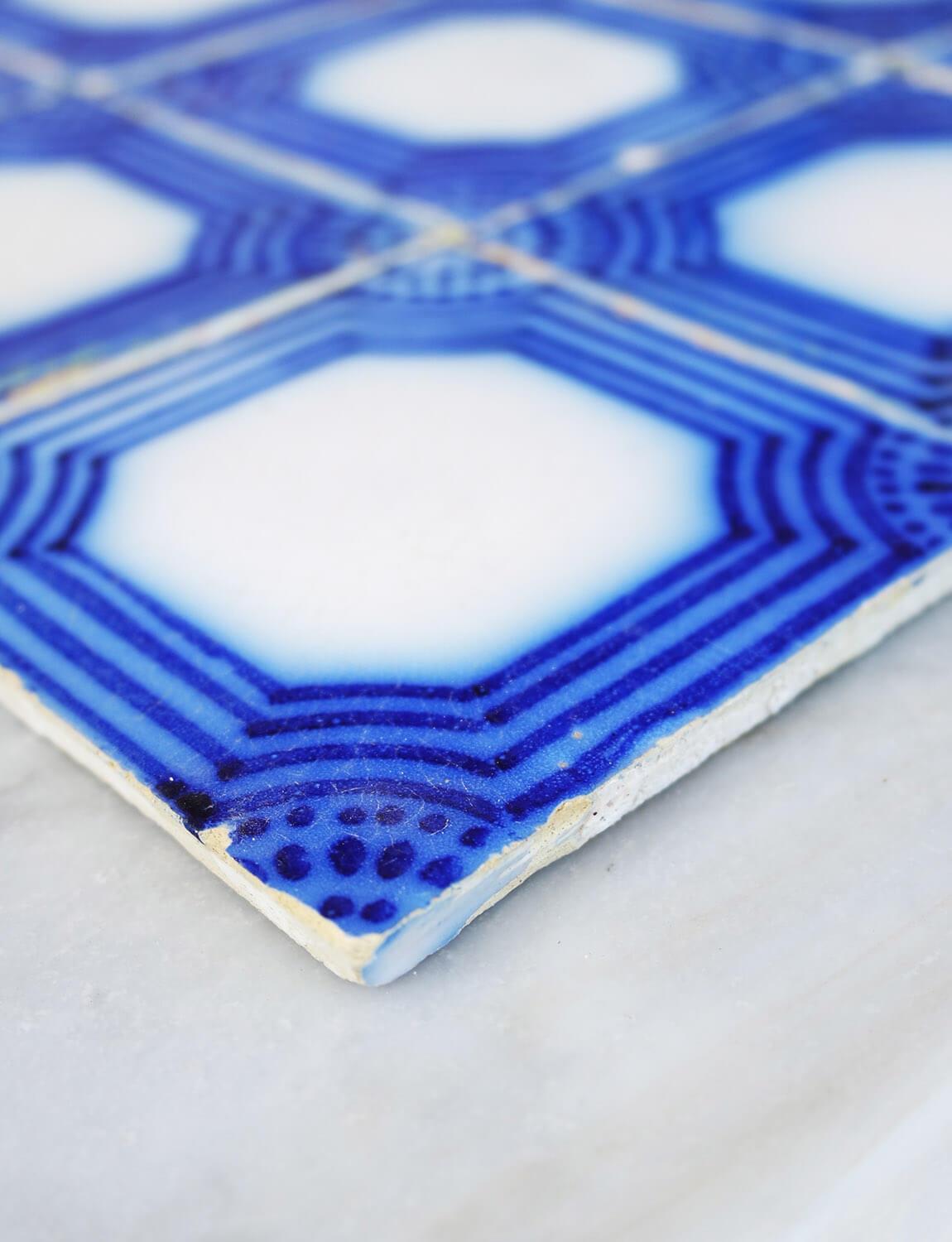 Painted Set of 32 Blue and White French ceramic tiles made in the 1930s For Sale