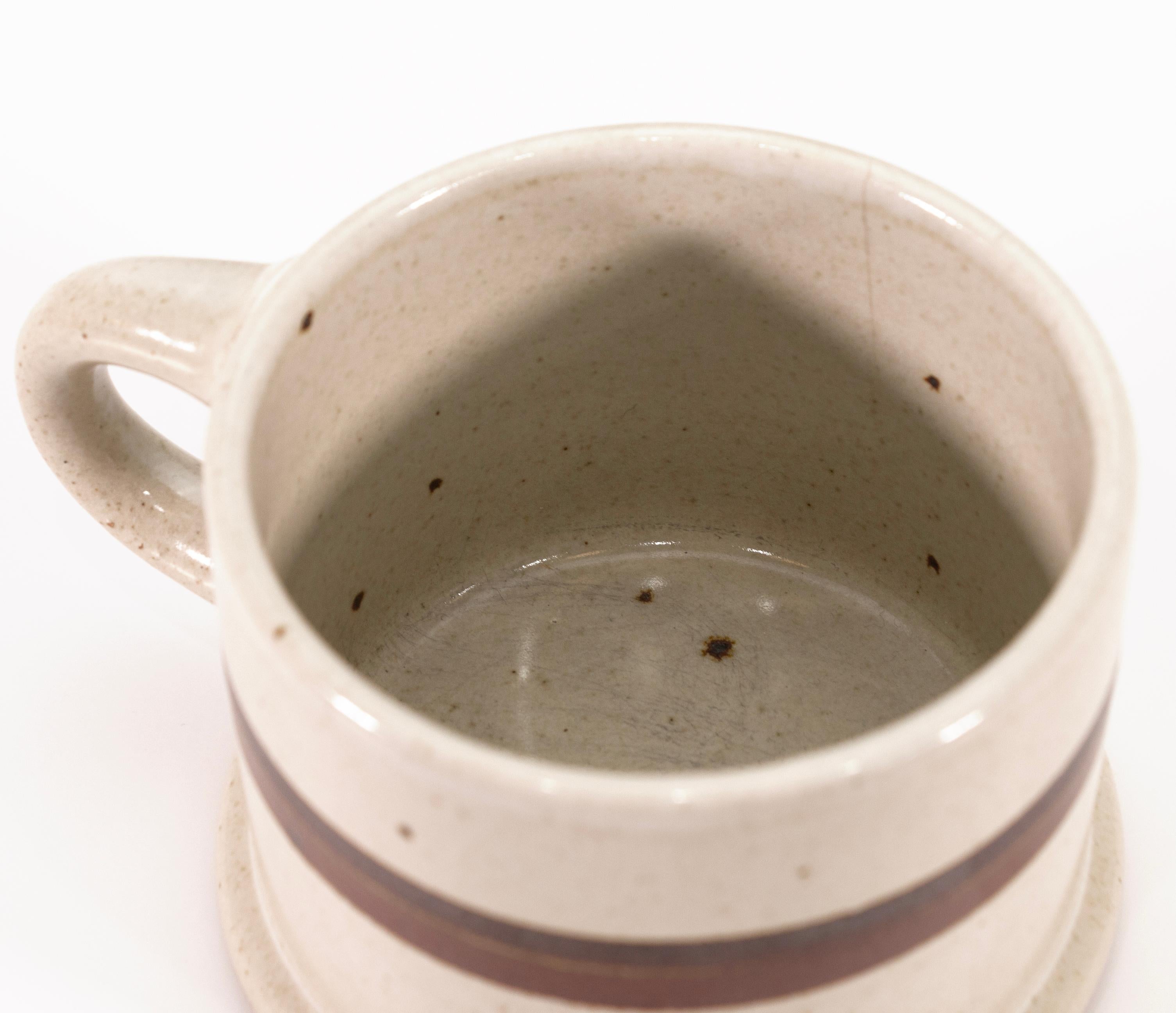 Postmoderno Set di 32 piatti in ceramica Dansk BLT Sandstone Brown e Off White Circa 1980 in vendita