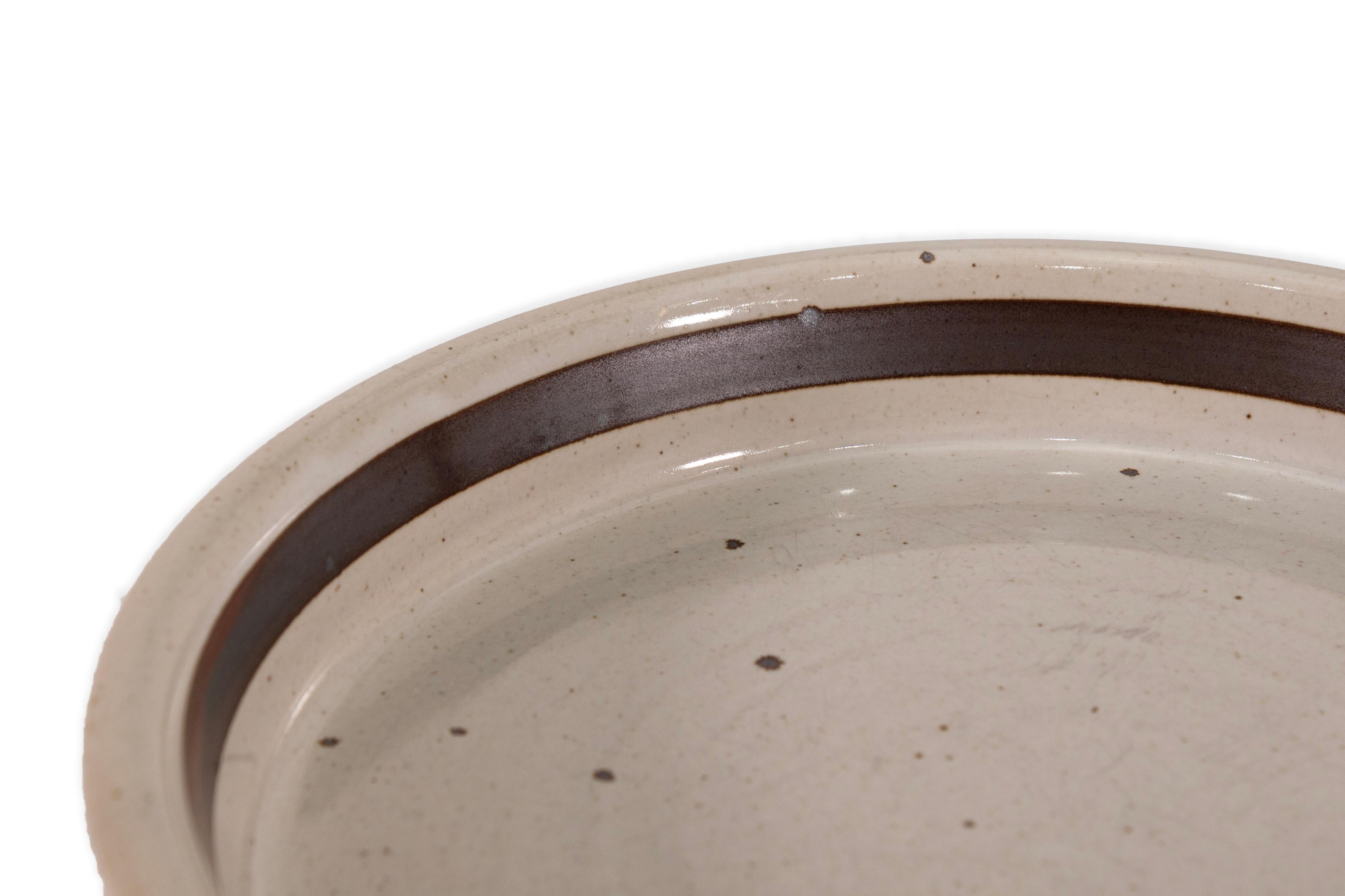 Danese Set di 32 piatti in ceramica Dansk BLT Sandstone Brown e Off White Circa 1980 in vendita