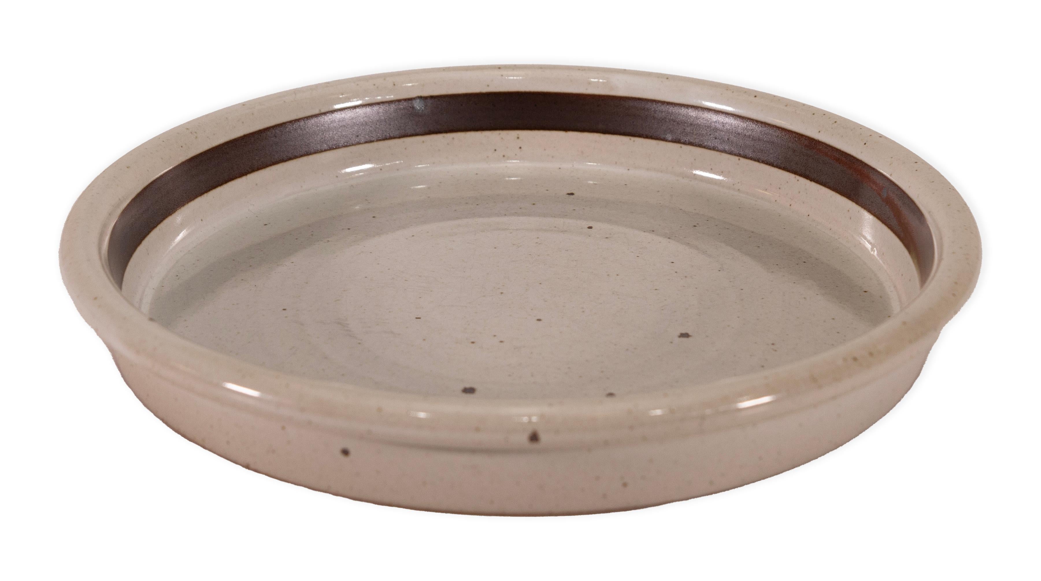 Ceramica Set di 32 piatti in ceramica Dansk BLT Sandstone Brown e Off White Circa 1980 in vendita