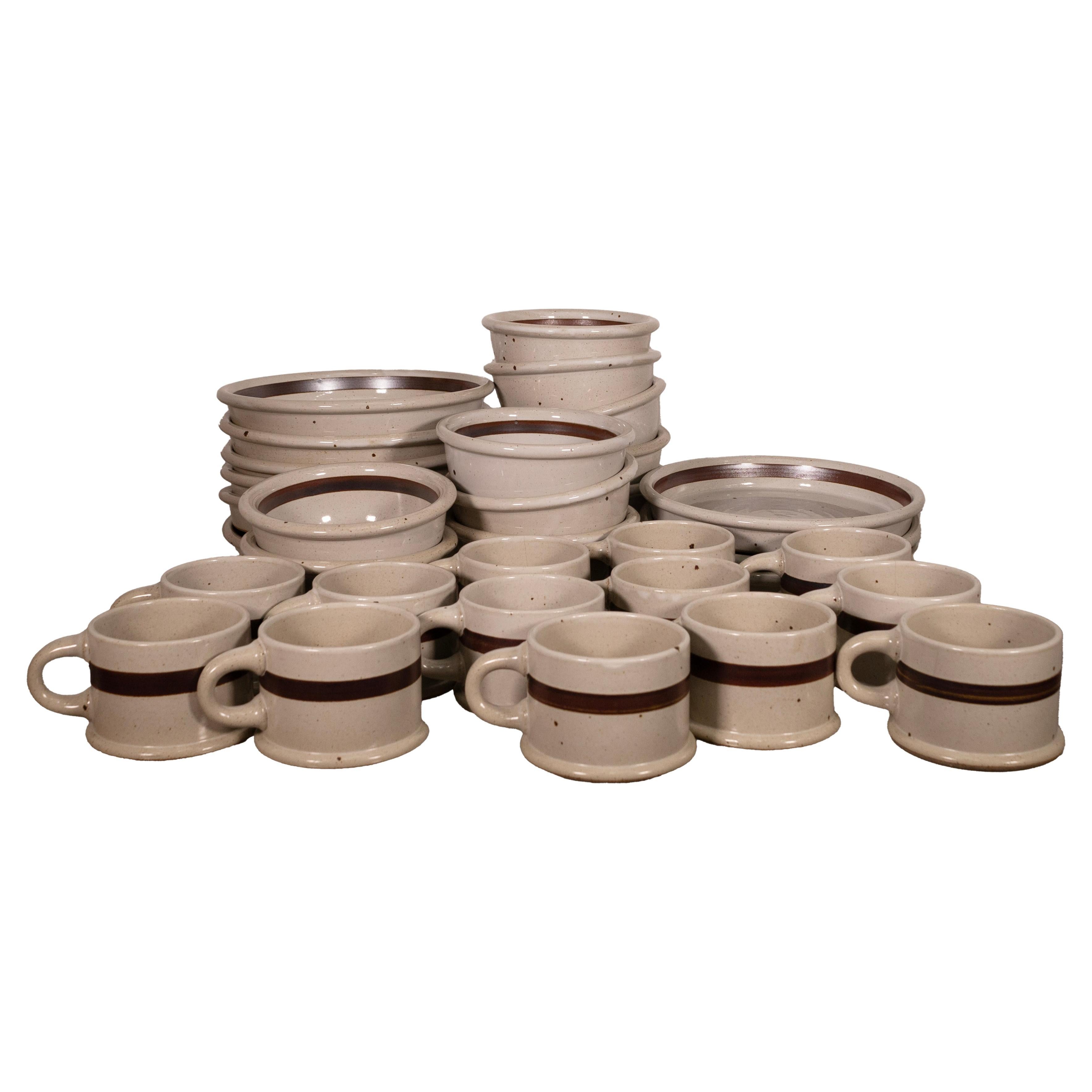 Set di 32 piatti in ceramica Dansk BLT Sandstone Brown e Off White Circa 1980 in vendita