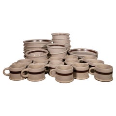 Ensemble de 32 plats en céramique Dansk BLT Sandstone Brown et Off-White Circa 1980