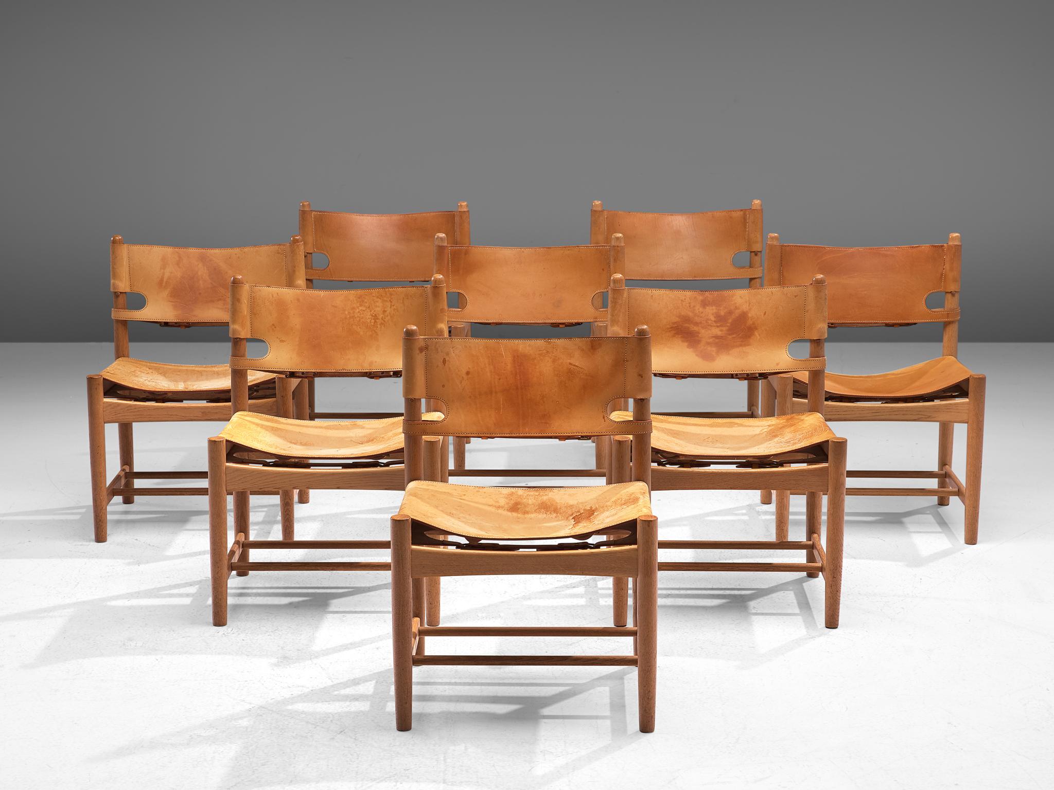 Børge Mogensen für Fredericia Stolefabrik, 8 Stühle Modell 3237, aus Eiche und Leder, Dänemark, 1964.

Satz von acht Stühlen aus massiver Eiche. Diese Stühle erinnern an die klassischen klappbaren 
