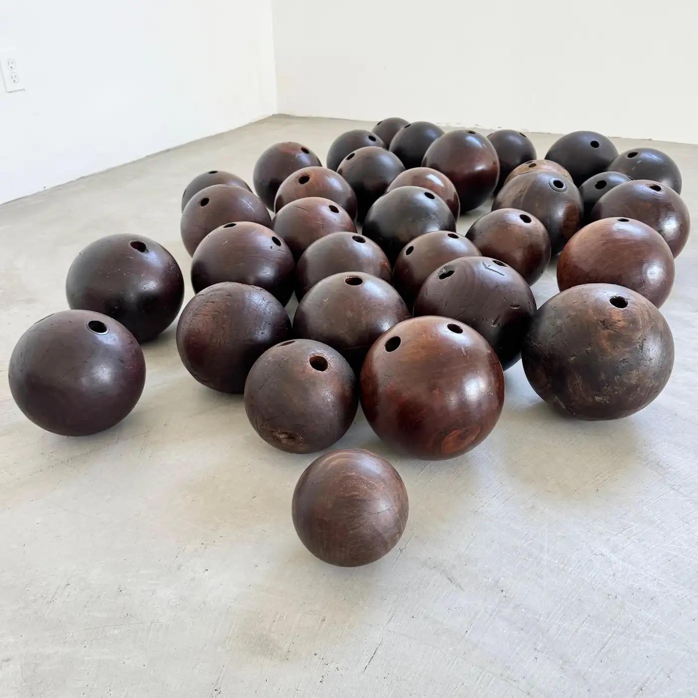 Set di 33 antiche palle da bowling in legno, fine '800 USA in vendita 3